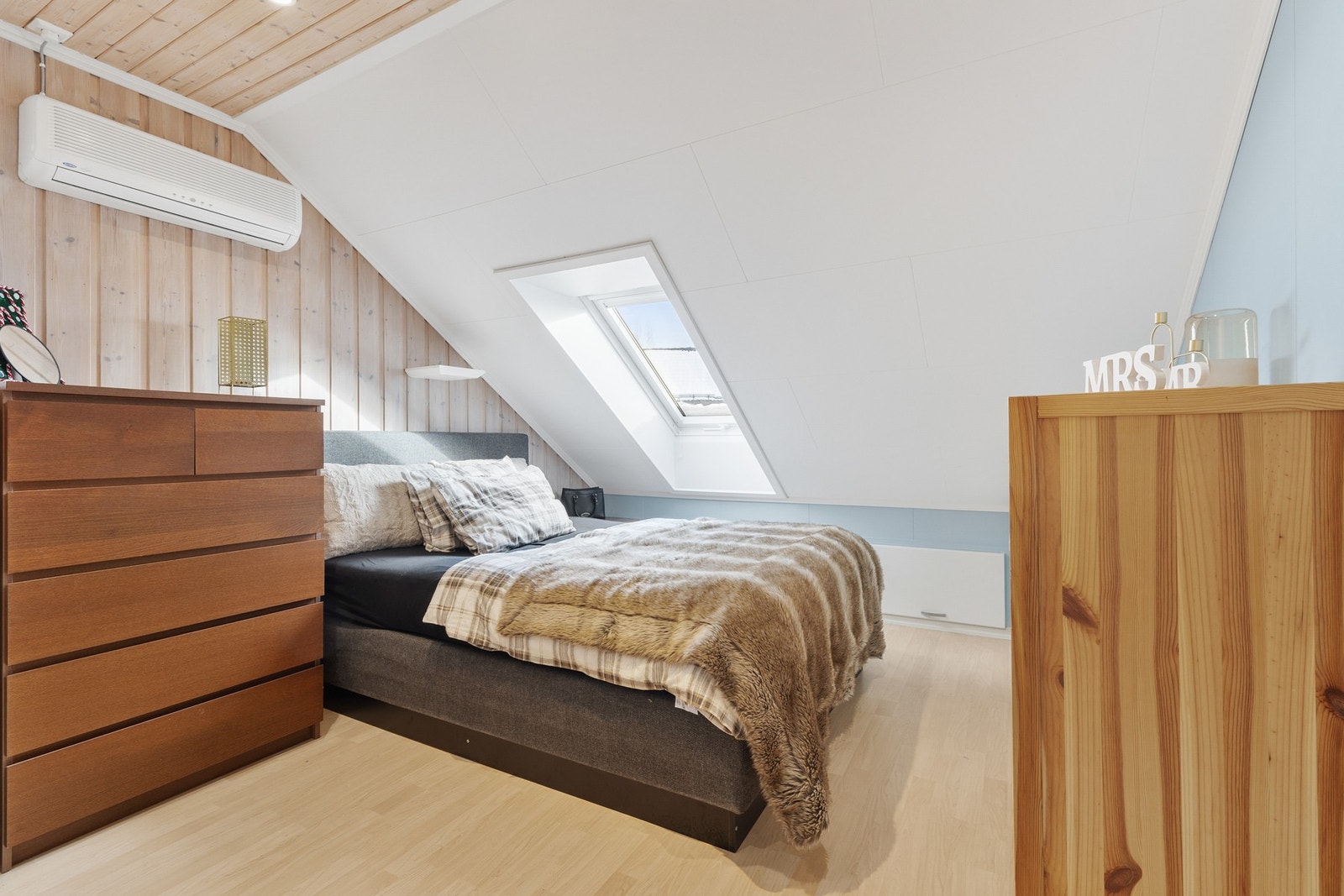 Skråhimling og takvindu slipper inn rikelig med dagslys og bidrar til en lys og trivelig romfølelse Galleribilde