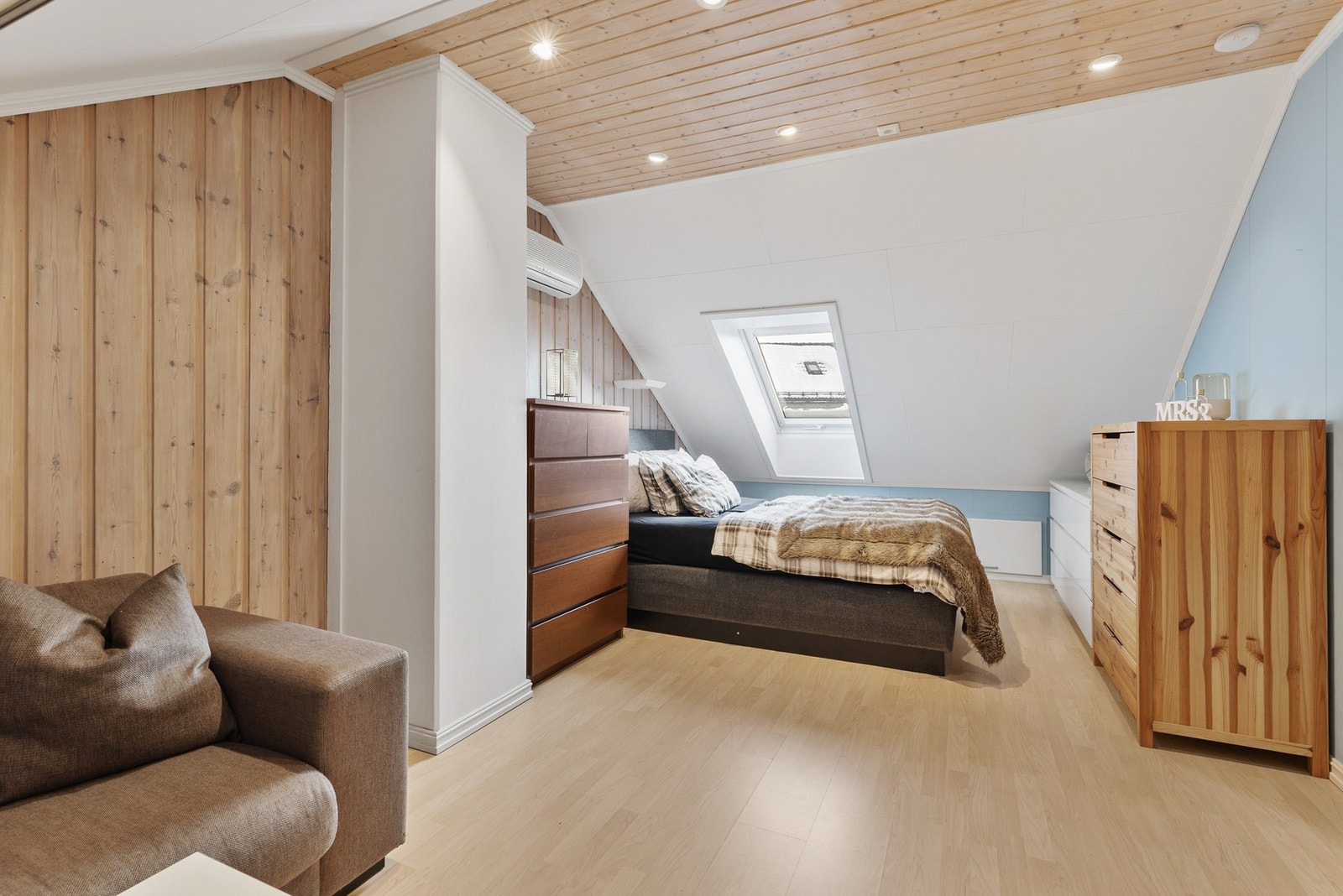 Romslig loftstue/soverom med skråhimling Galleribilde