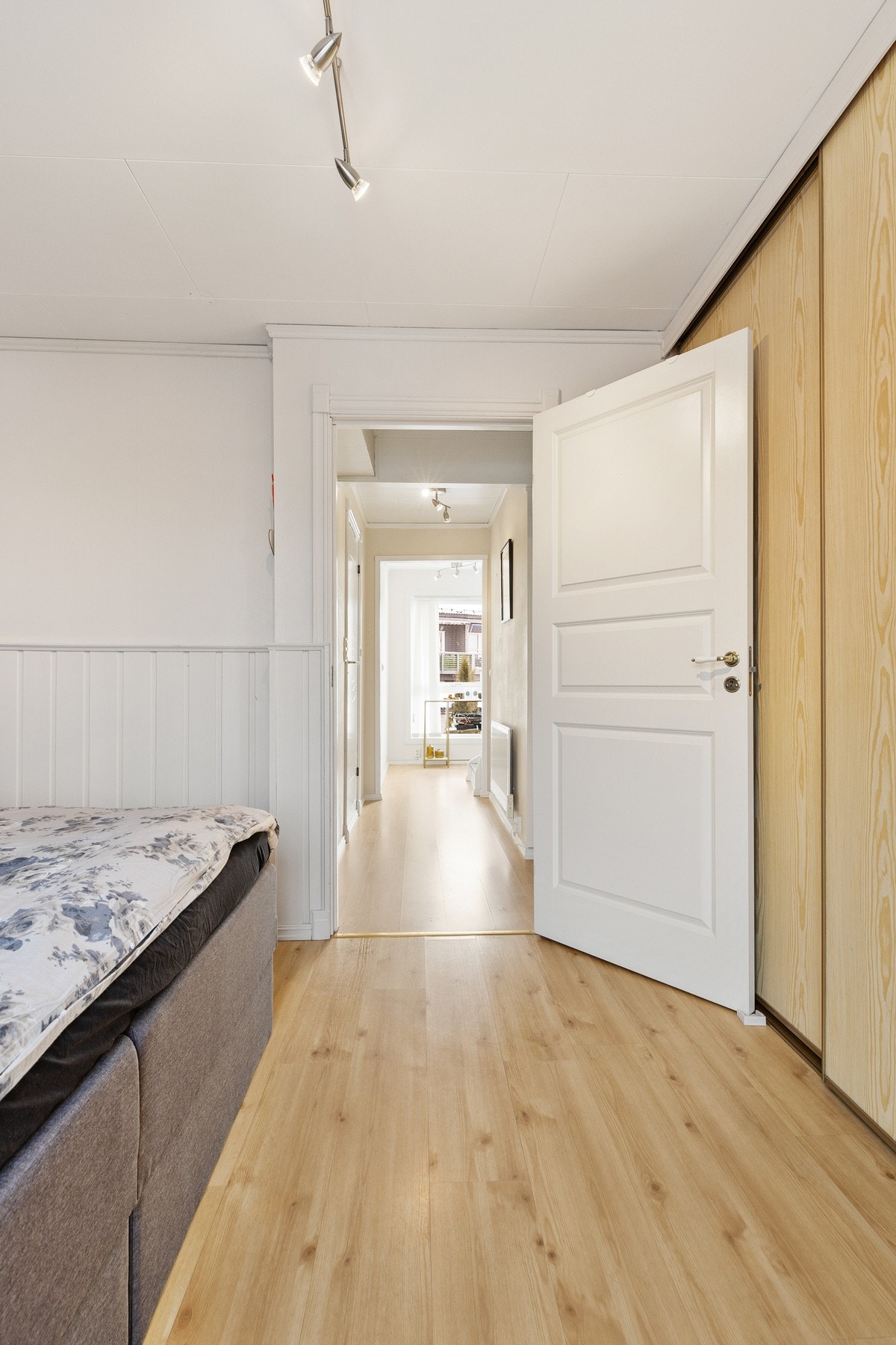 Skyvedørsgarderobe med laminerte fronter i imitert tre Galleribilde