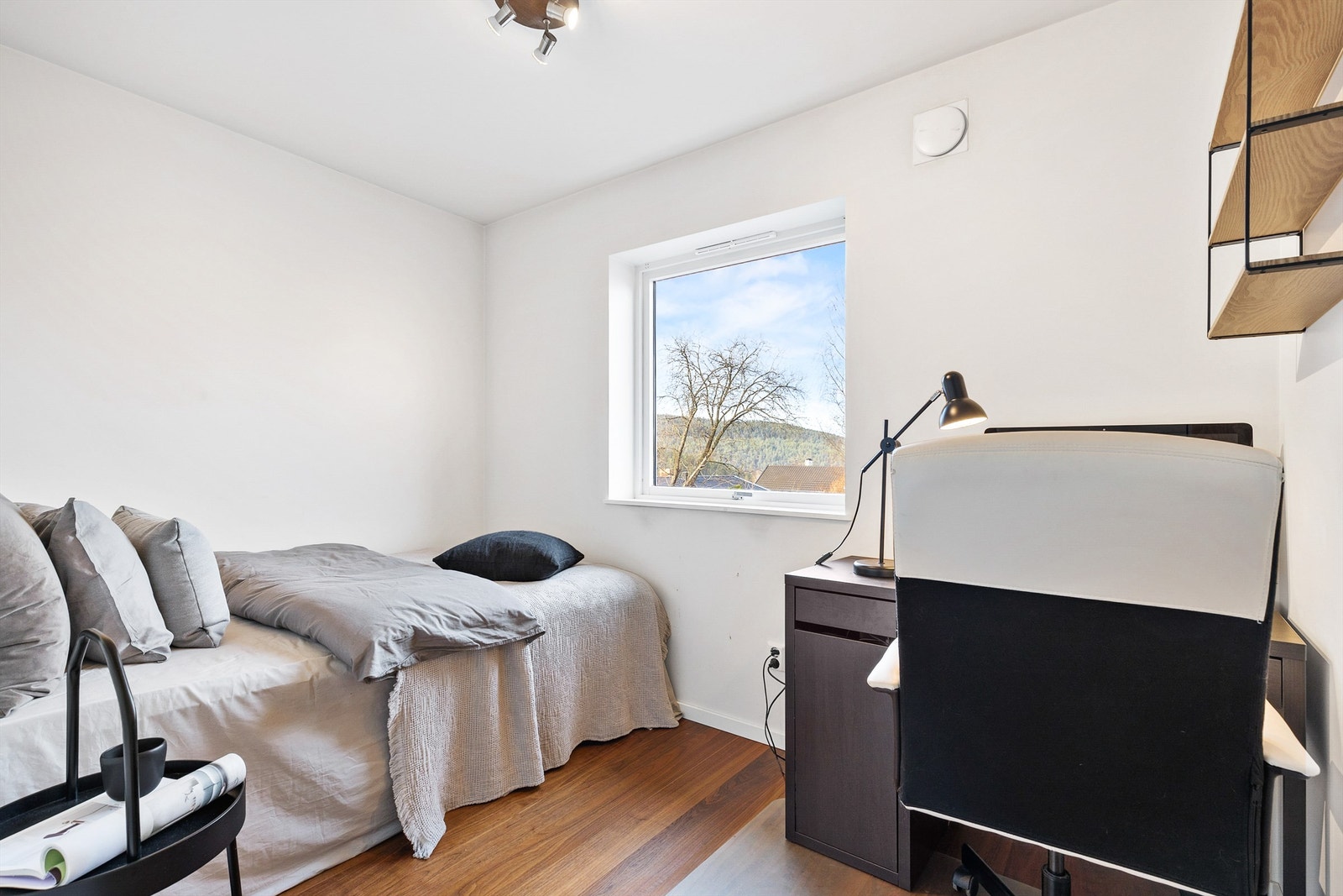 Soverommet i 1.etasje med inngang fra stuen brukes i dag som gjesterom og kontor. Galleribilde