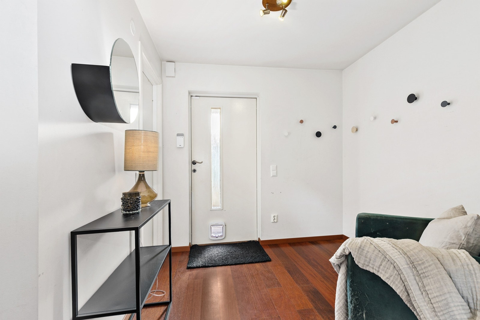 Lys og fin entré med god plass til oppbevaring. Inngang fra entré til bad. Galleribilde