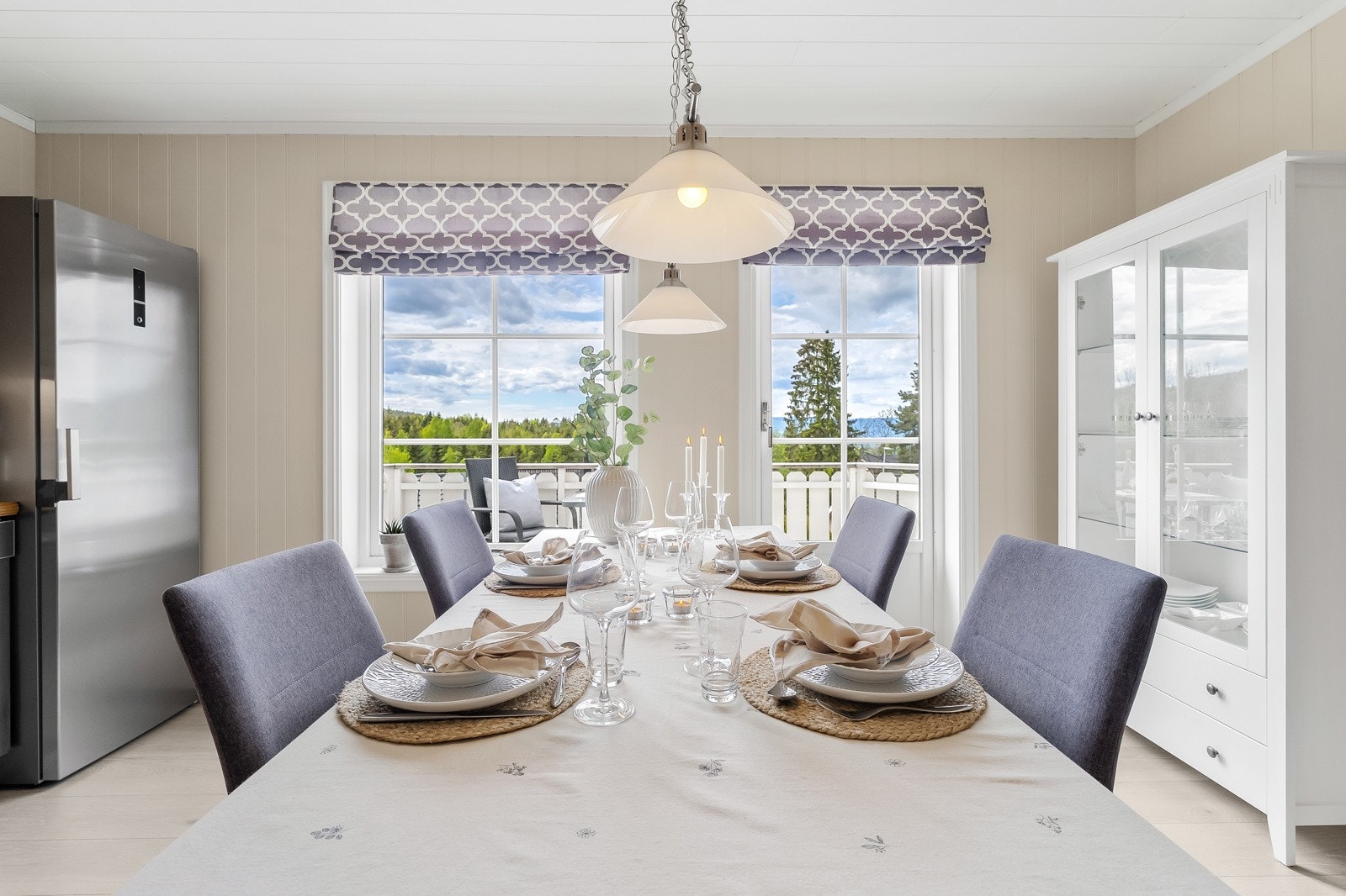 Store vinduer som gir godt med dagslys, samt utgang til frokostbalkongen. Galleribilde