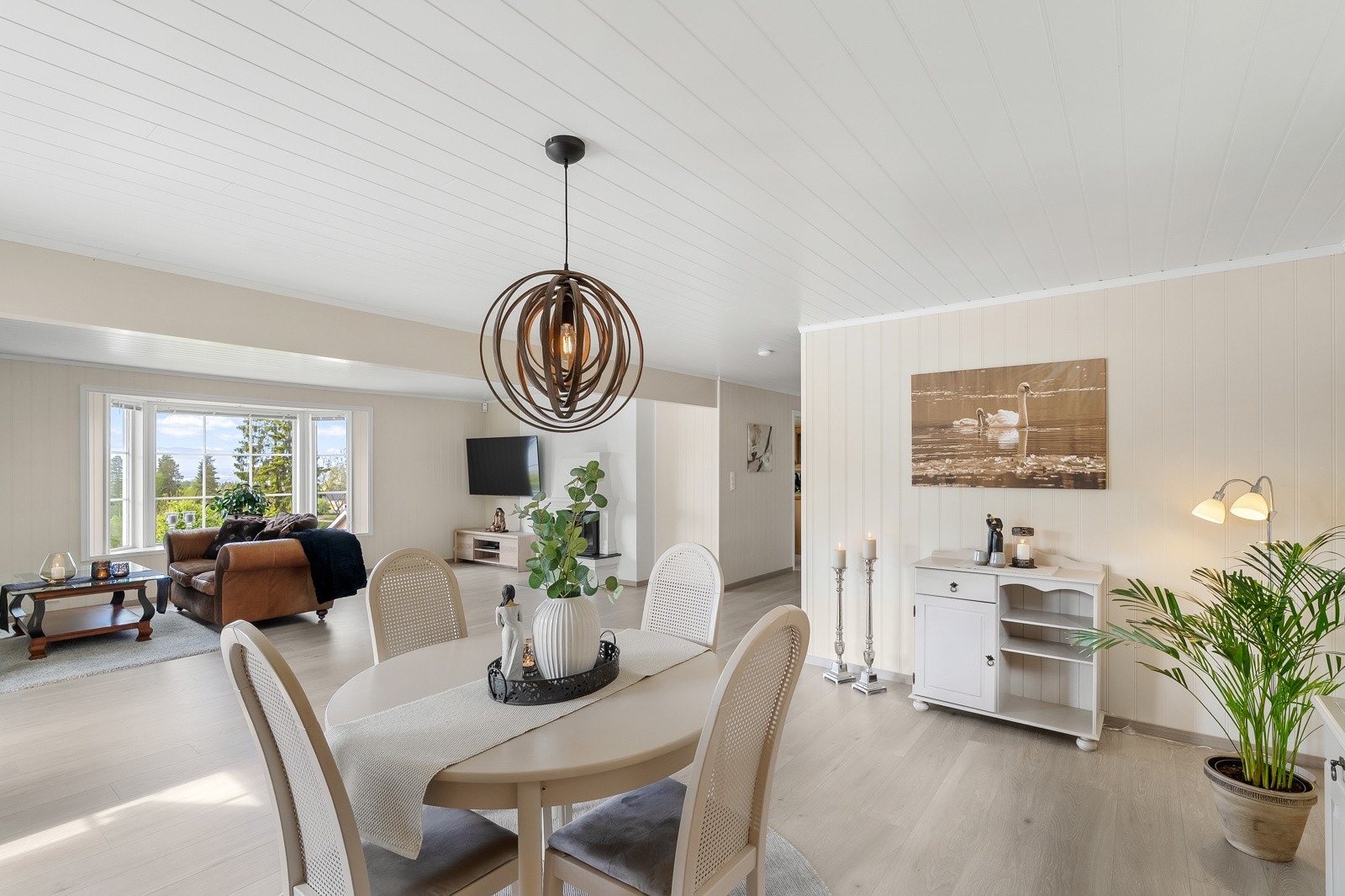 Det er god størrelse på stuen, noe som gir rikelig med møbleringsmuligheter. Galleribilde