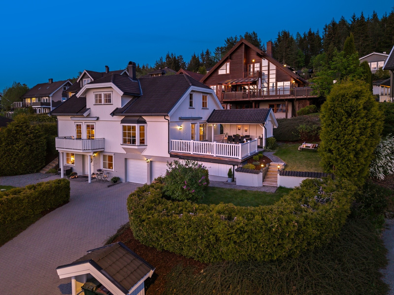 Flott familiebolig på 306 kvm med dobbelgarasje, steinbelagt gårdsplass og velstelt hage. Galleribilde