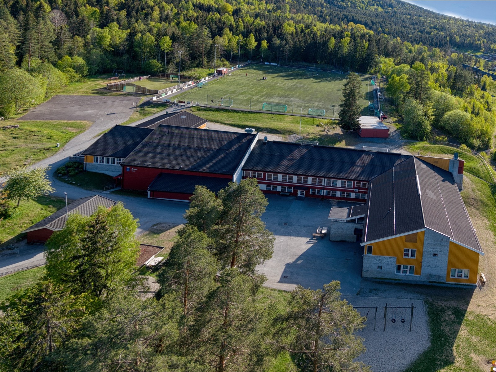 Barneskole i umiddelbar nærhet. Galleribilde