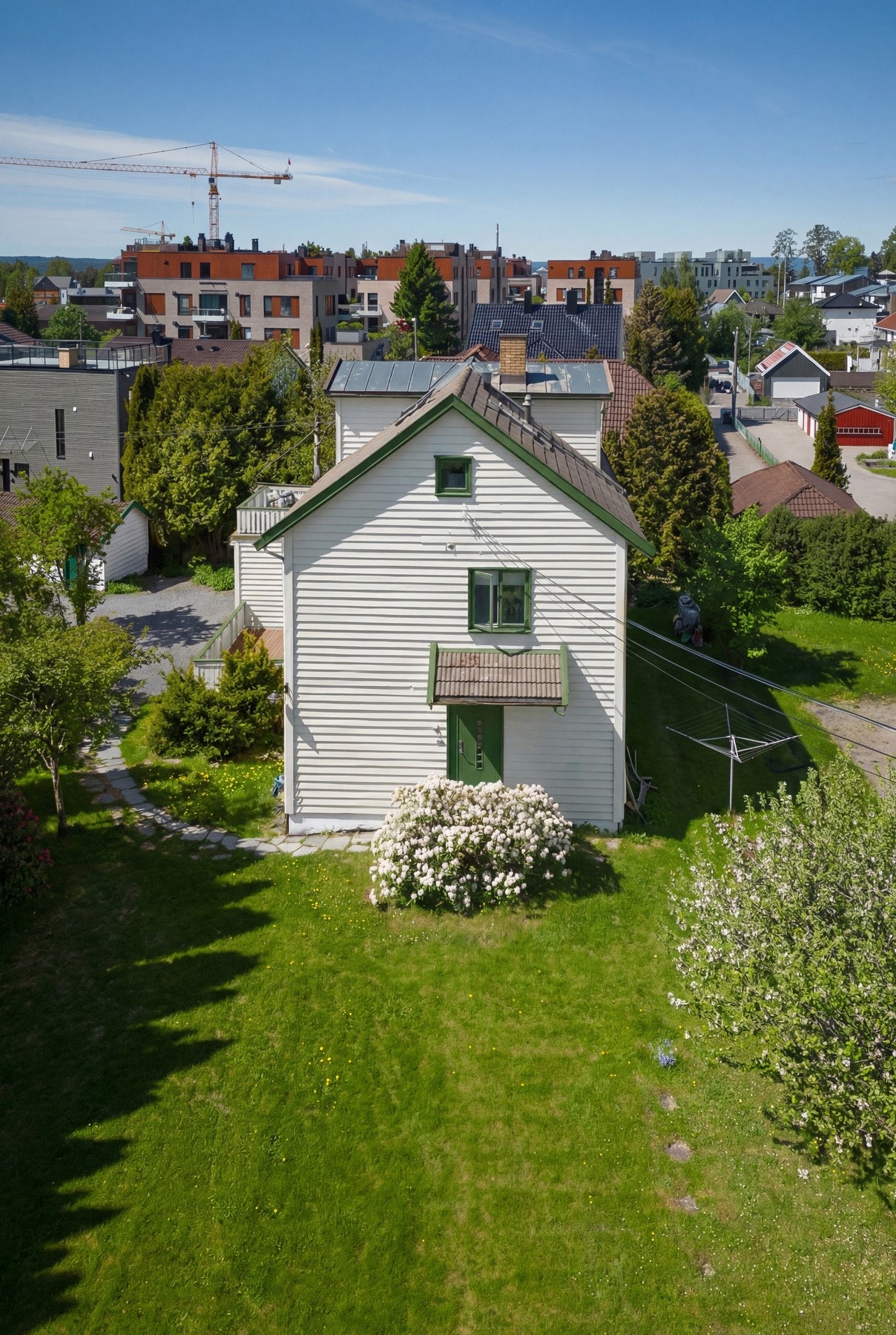Stor og anvendelig hage som gir fine utearealer for både lek, avslapning og sosiale sammenkomster. Galleribilde