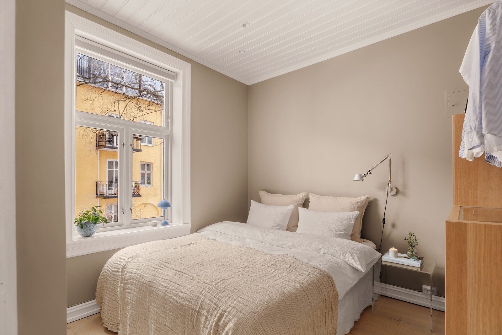 Det er god plass til dobbeltseng og masse oppbevaringsplass med snekkerbygd garderobeløsning som kombinerer oppheng, hylle og skuffer. Galleribilde