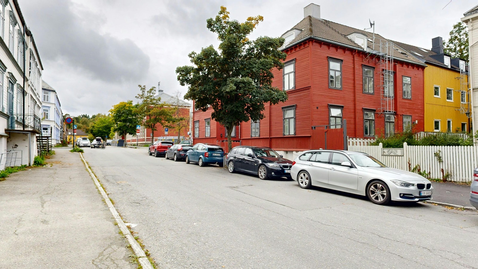 Bispehaugen barneskole et stenkast unna Galleribilde