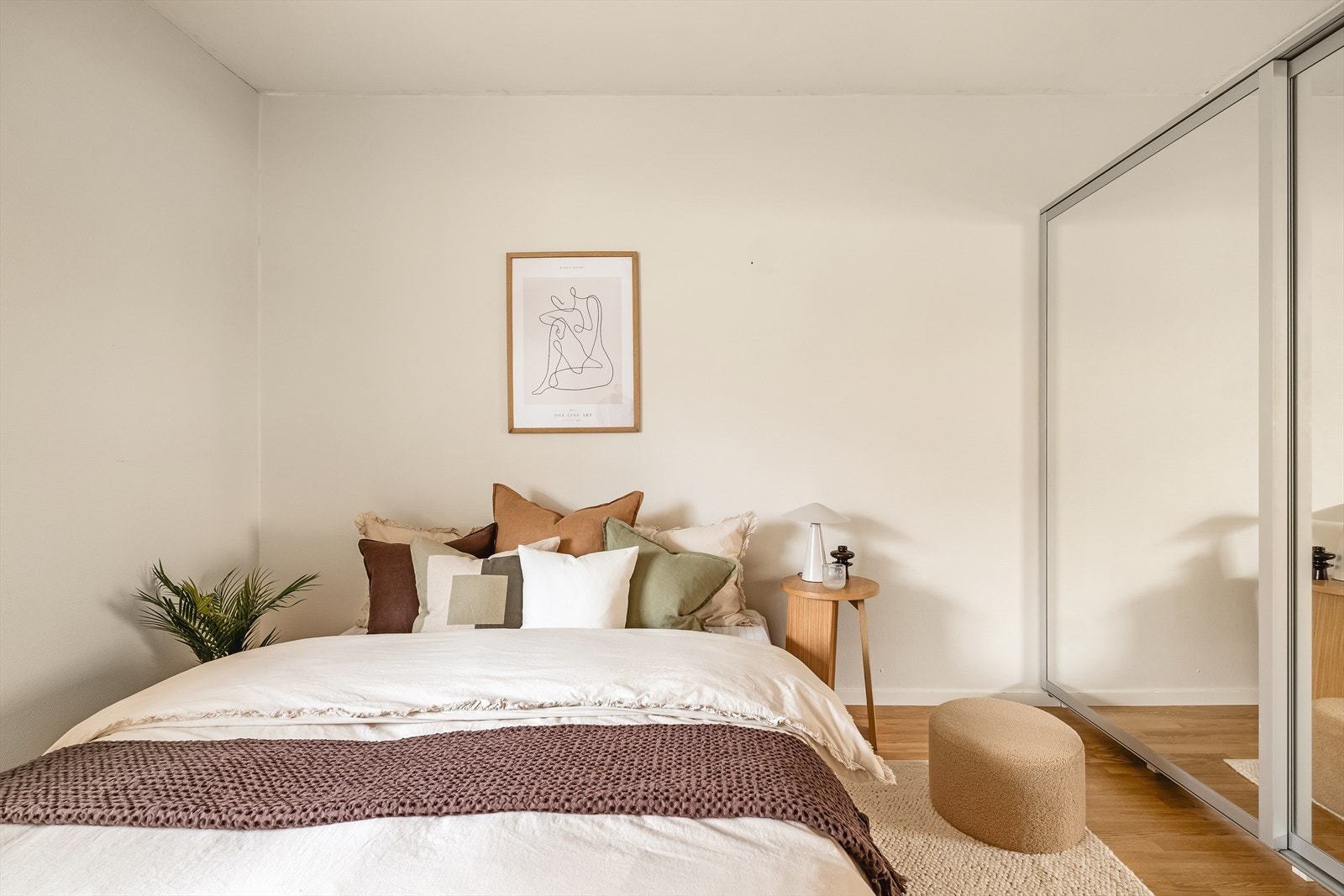 Her er god plass til dobbeltseng av ønsket størrelse, med tilhørende nattbord. Galleribilde