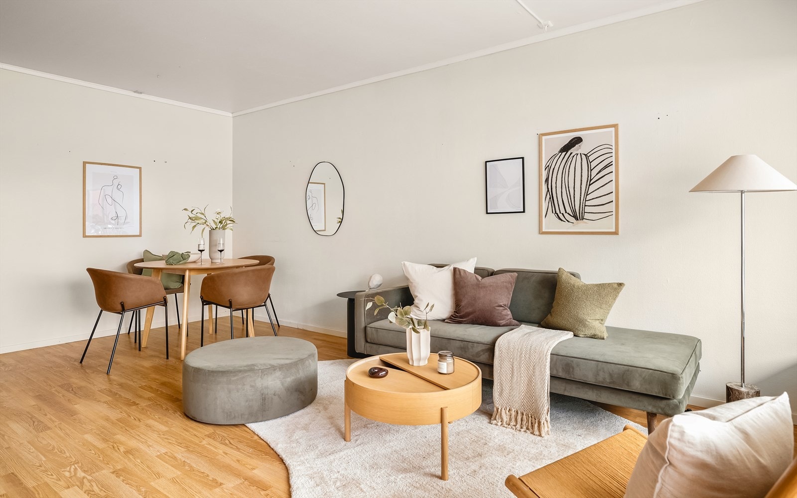 Her er god plass til innredning av både sofagruppe og spisebord. Galleribilde