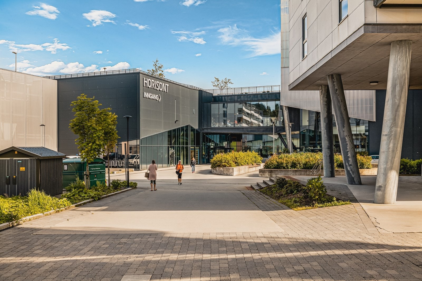 Horisont kjøpesenter ligger knappe 7 minutters gange fra leilighetens inngangsdør. Galleribilde