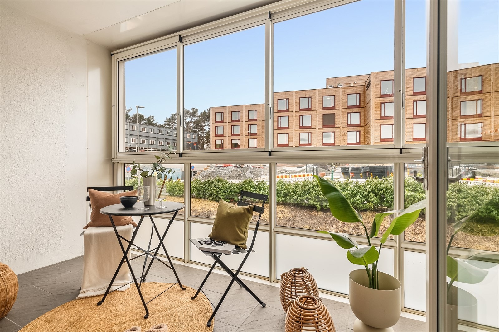 Balkongen er en helårsbalkong som kan benyttes uansett vær og vind og oppleves med det som en forlengelse av en allerede romslig stue. Galleribilde