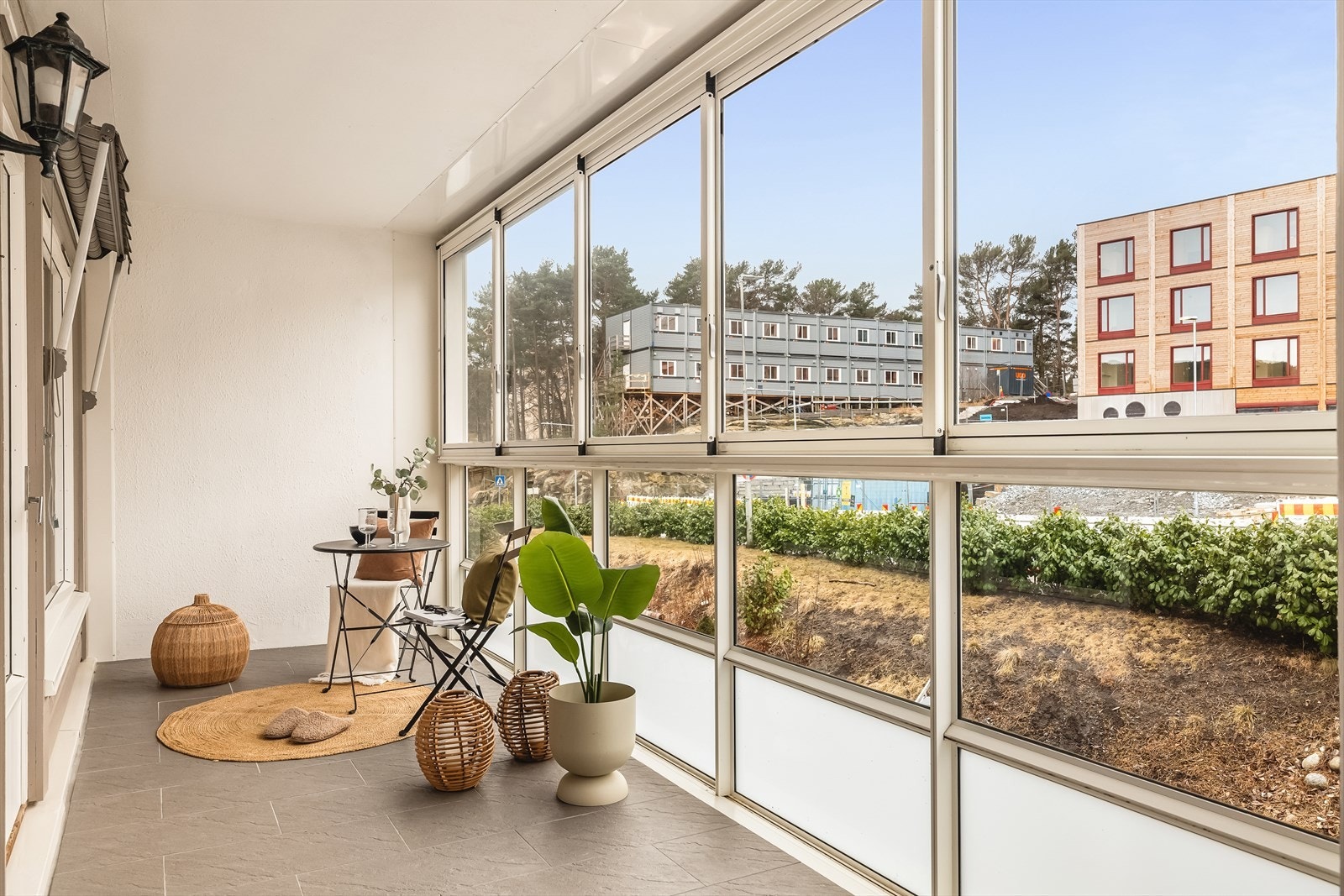 Balkongen er vestvendt og man slipper solen inn ved å skyve glassvinduene til sides. Galleribilde