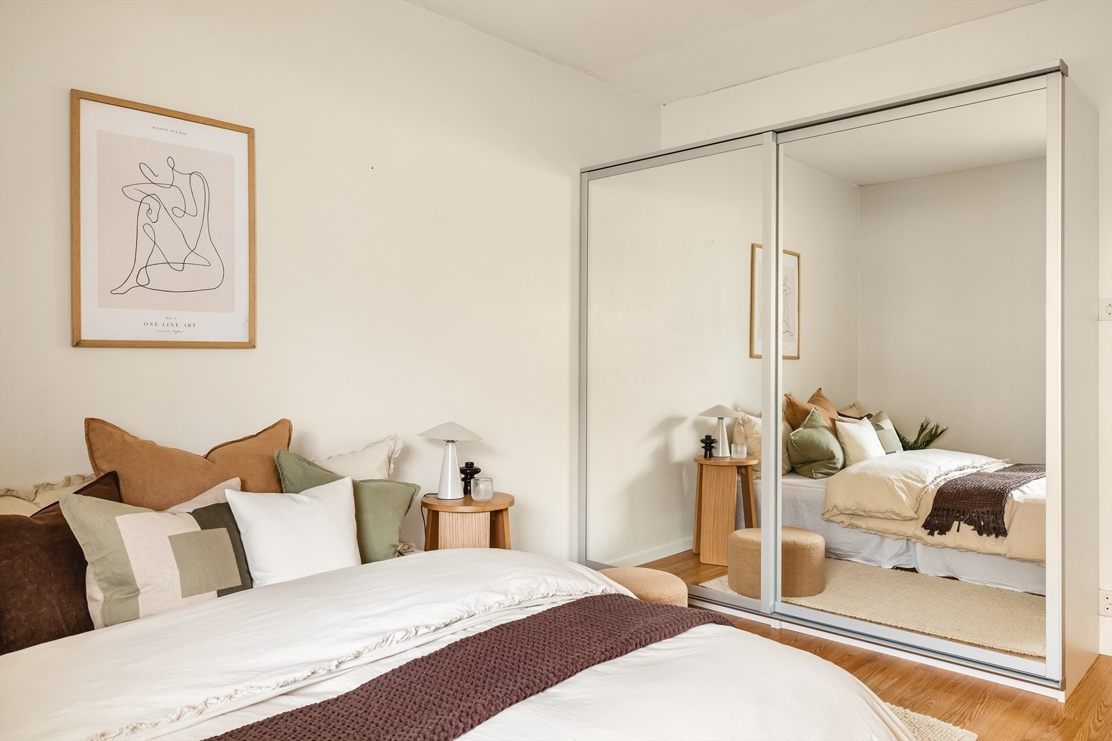 Leilighetens soverom er av generøs størrelse og er innredet med skyvedørsgarderobe med speilfronter. Galleribilde