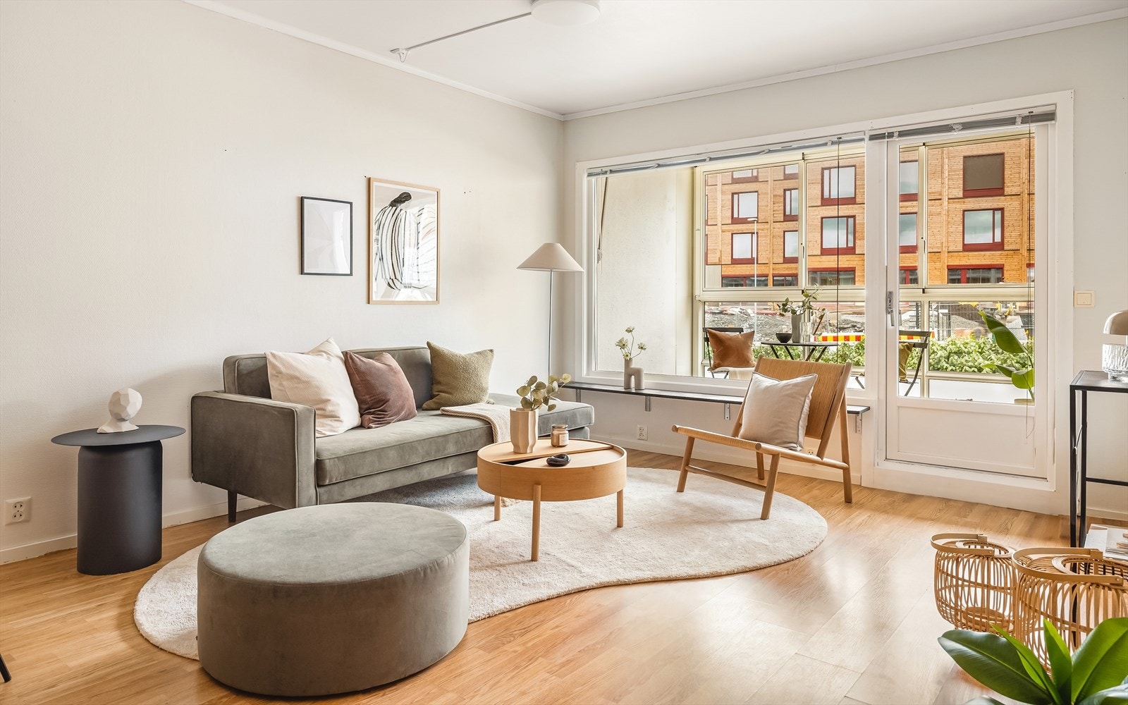 Store vindusflater sørger for rikelig med naturlig lys inn i boligens oppholdsrom. Galleribilde