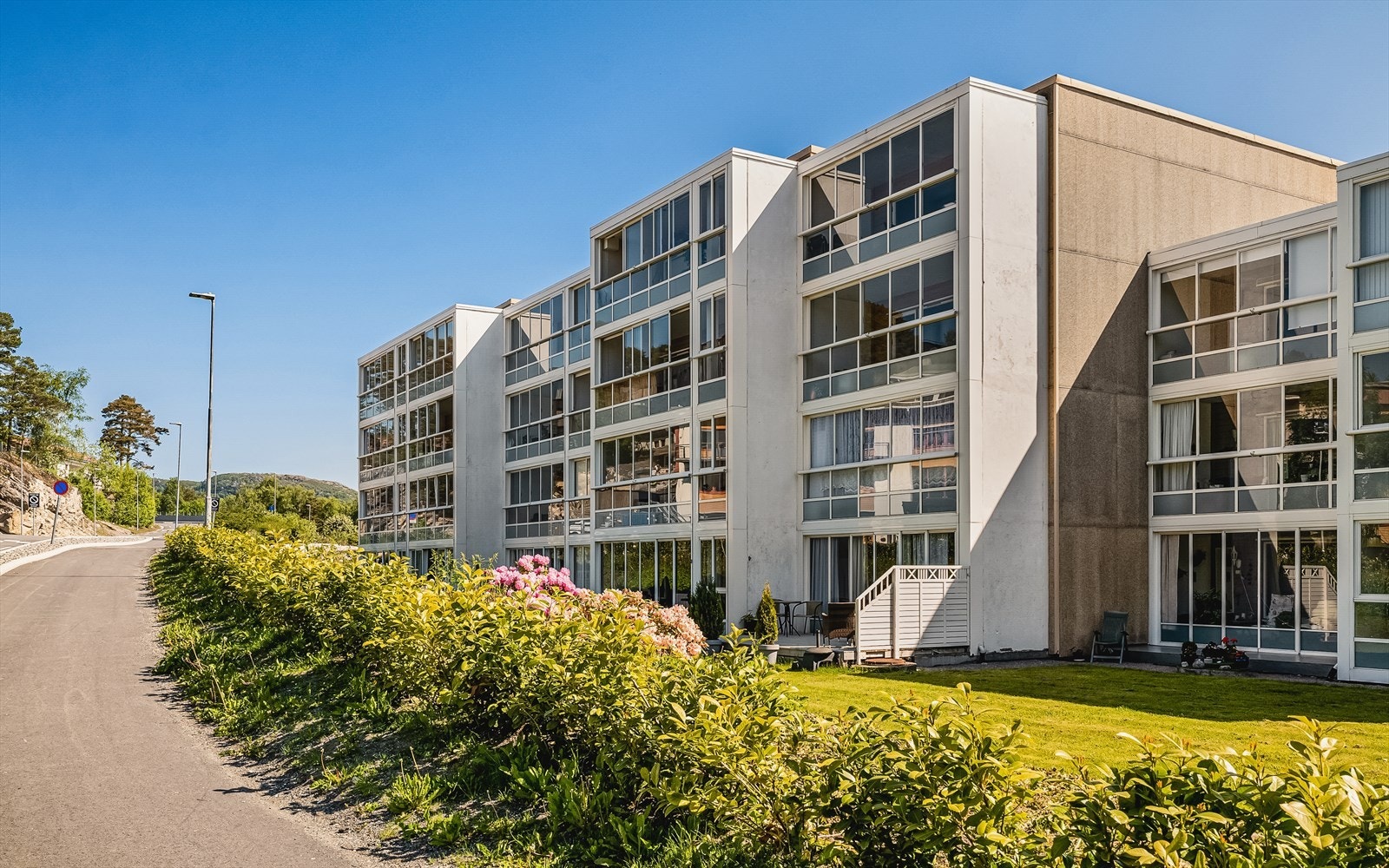 Leiligheten er plassert i byggets 2 etasje, kun en trapp opp fra inngangspartiet. Galleribilde