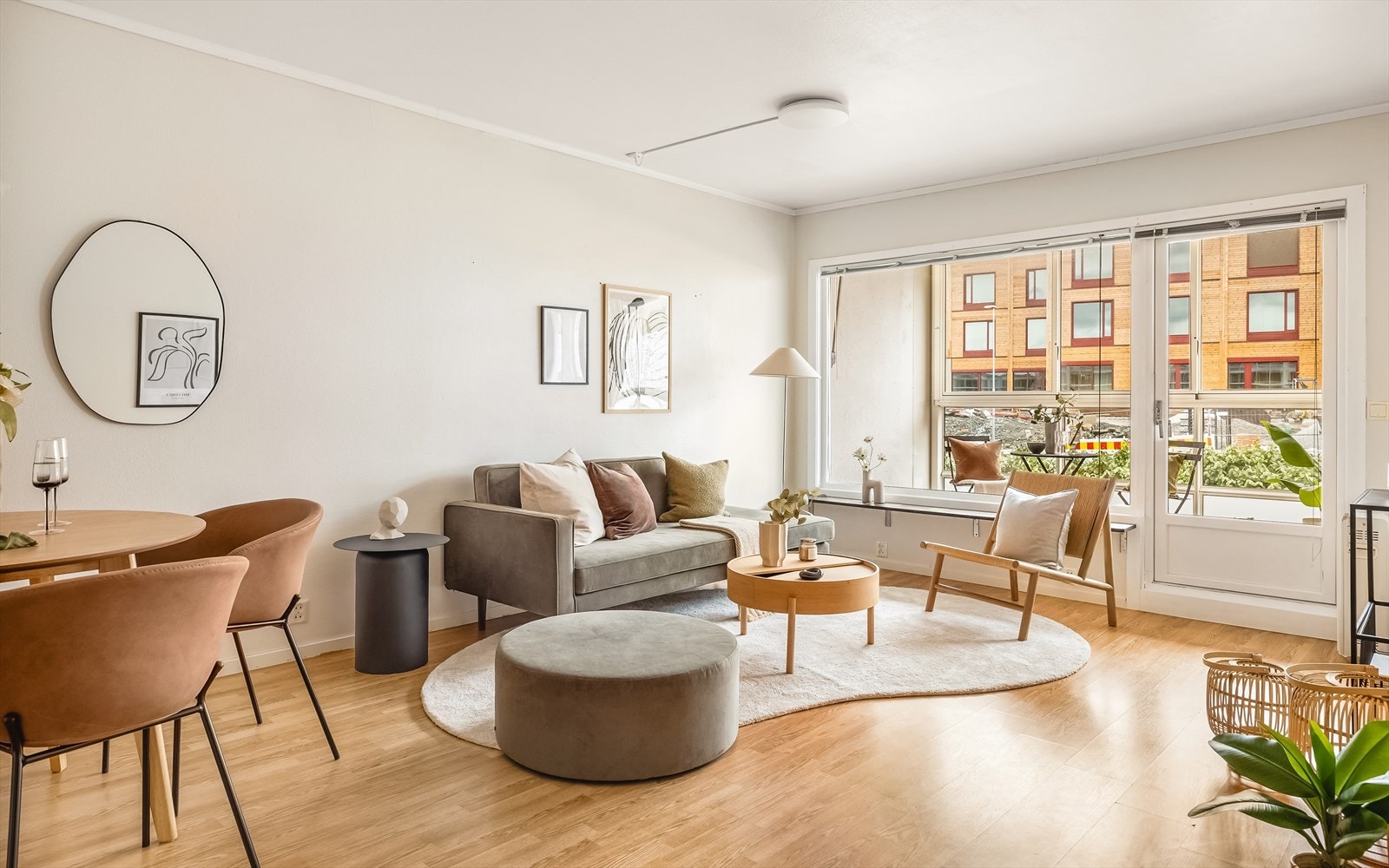 Vi ledes videre inn i den romslige stuen! Galleribilde