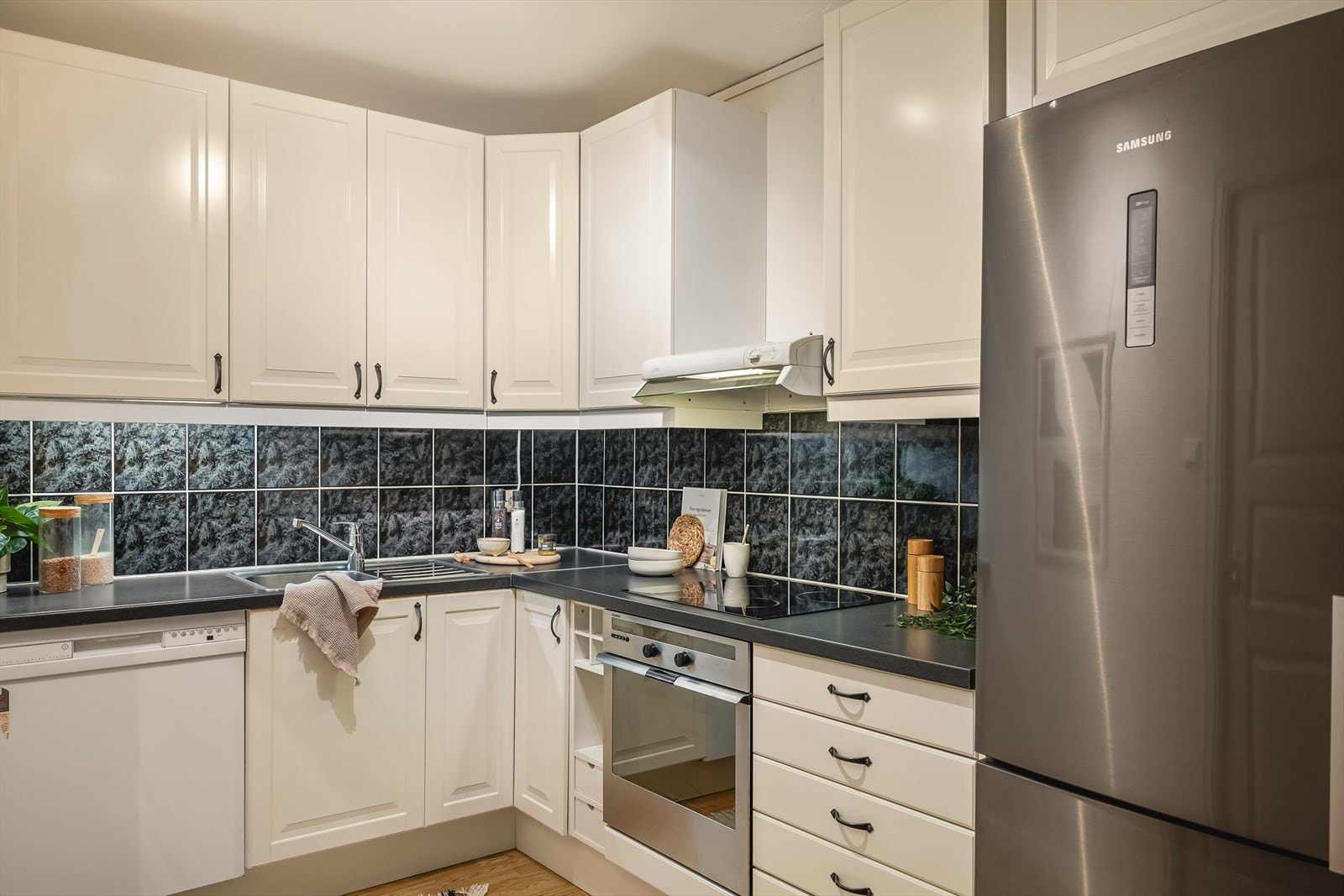 Kjøkkenet er godt utnyttet og har godt med både skap og skuffer. Integrert platetopp, oppvaskmaskin og stekeovn. Frittstående kjøleskap inngår i handelen. Galleribilde