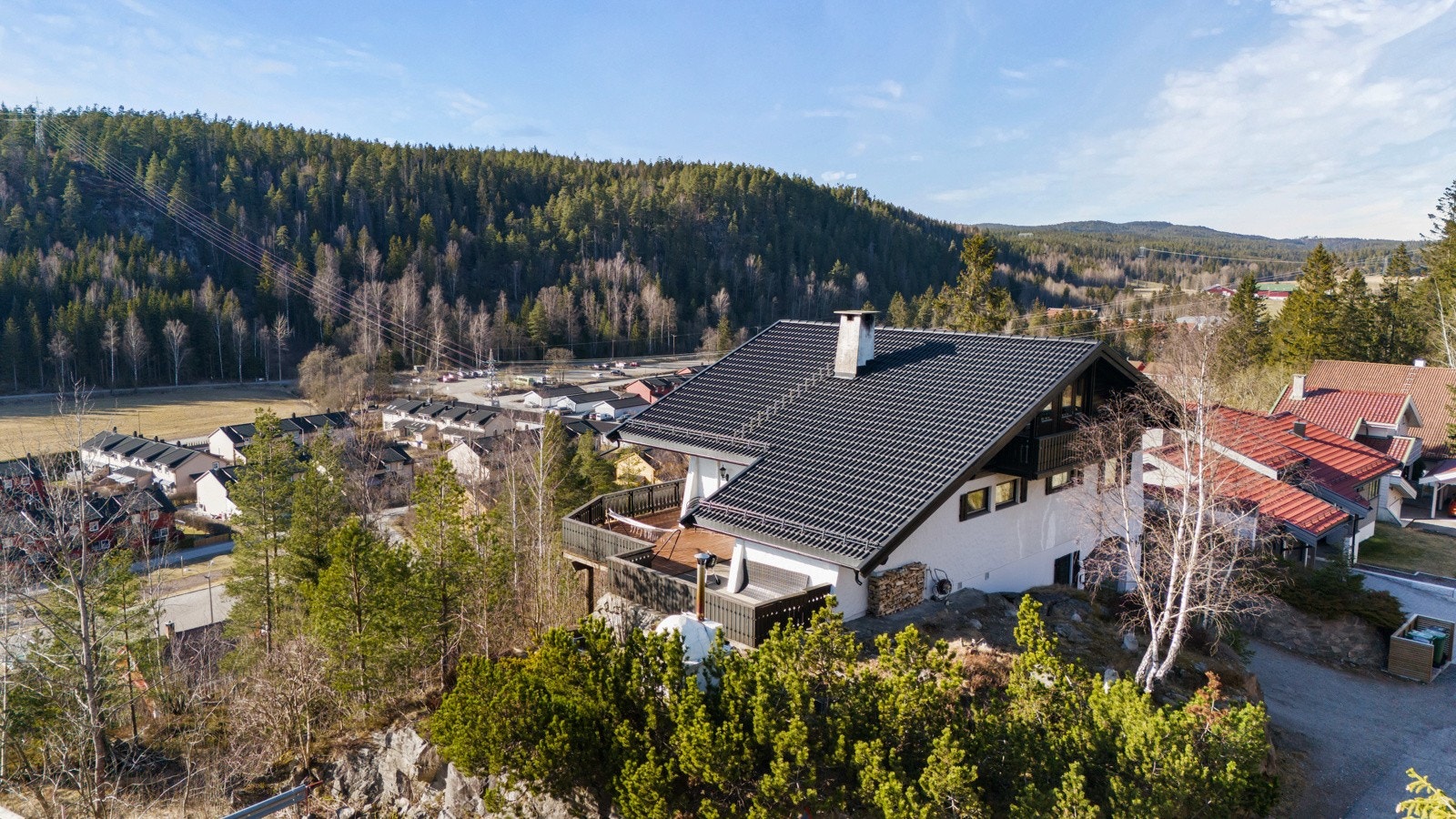 Velkommen til Eventyråsen 62! Her finner du en stor enebolig med hybel. Stor terrasse som er vestvendt som byr på idyllisk utsikt over Tæruddalen Galleribilde