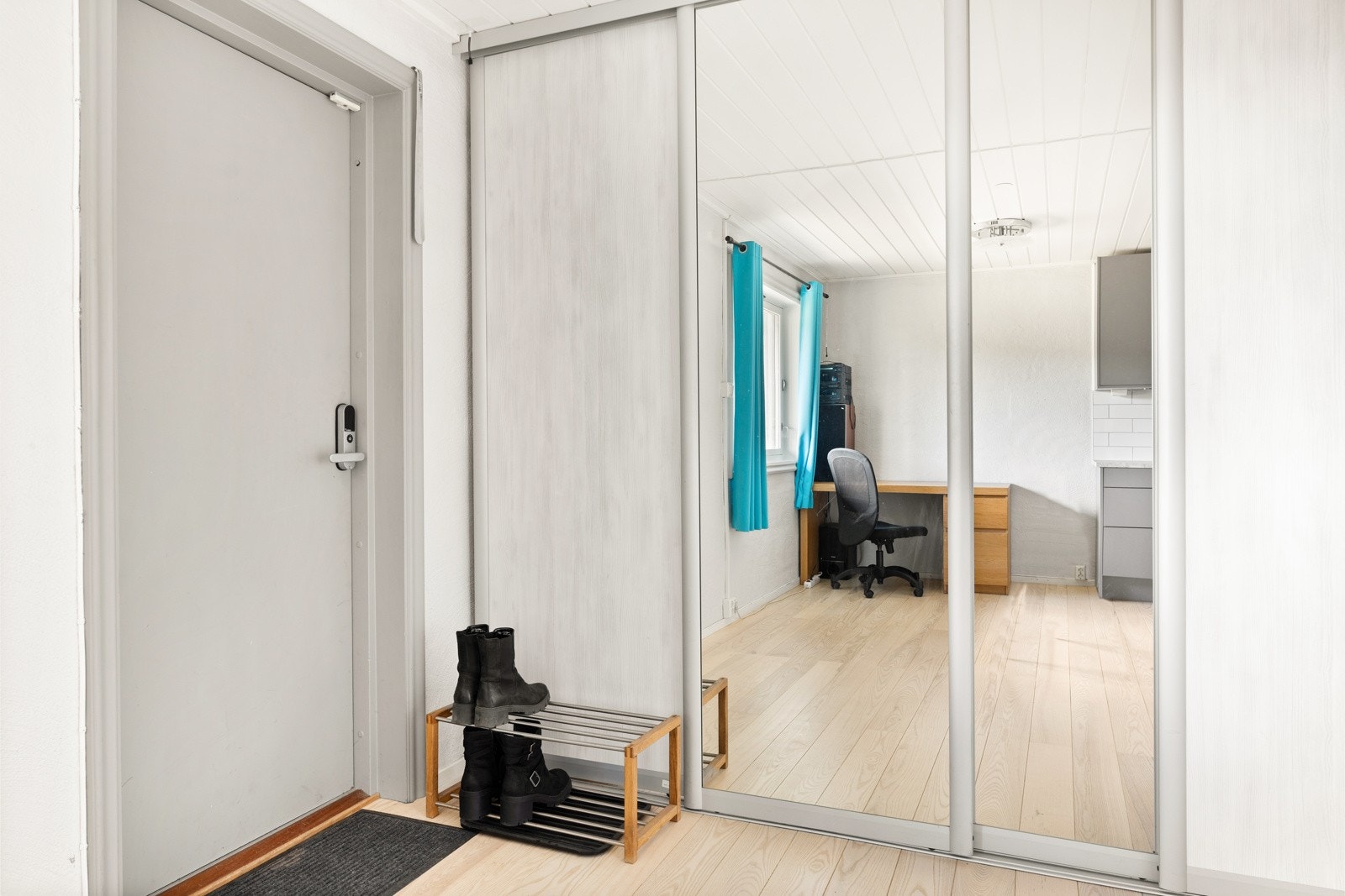 Boligens hybel har en romslig entre med gode garderobeløsninger. Galleribilde