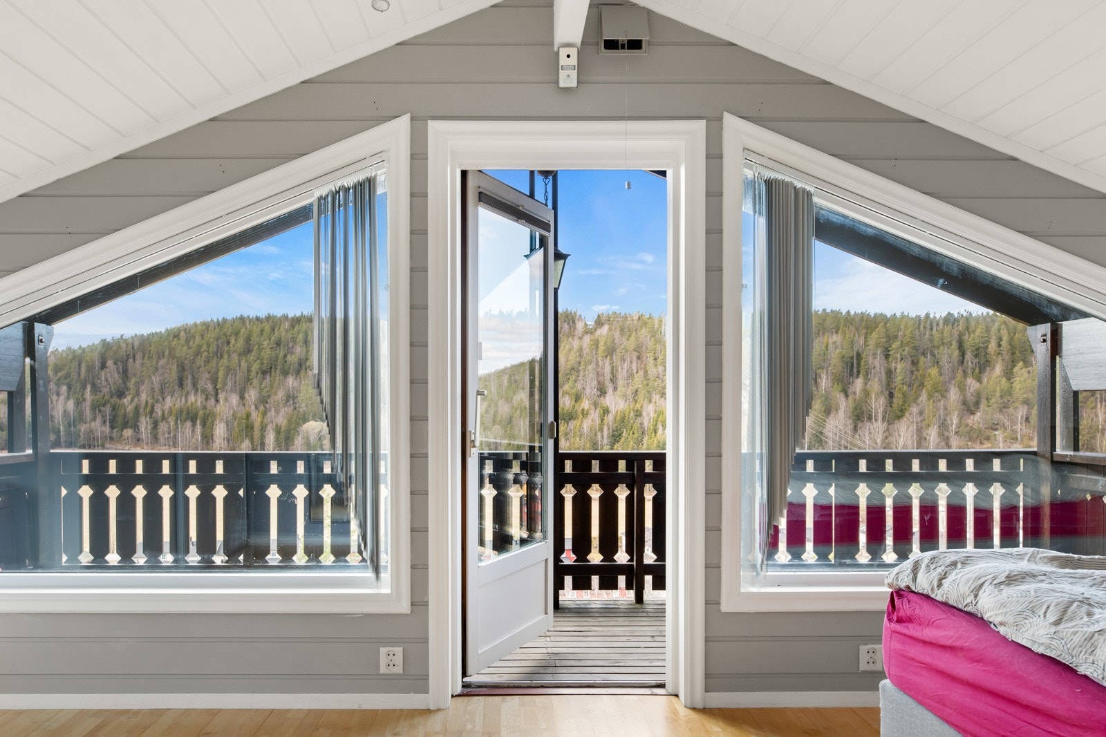 Fra soverommet er det utgang til en herlig terrasse Galleribilde