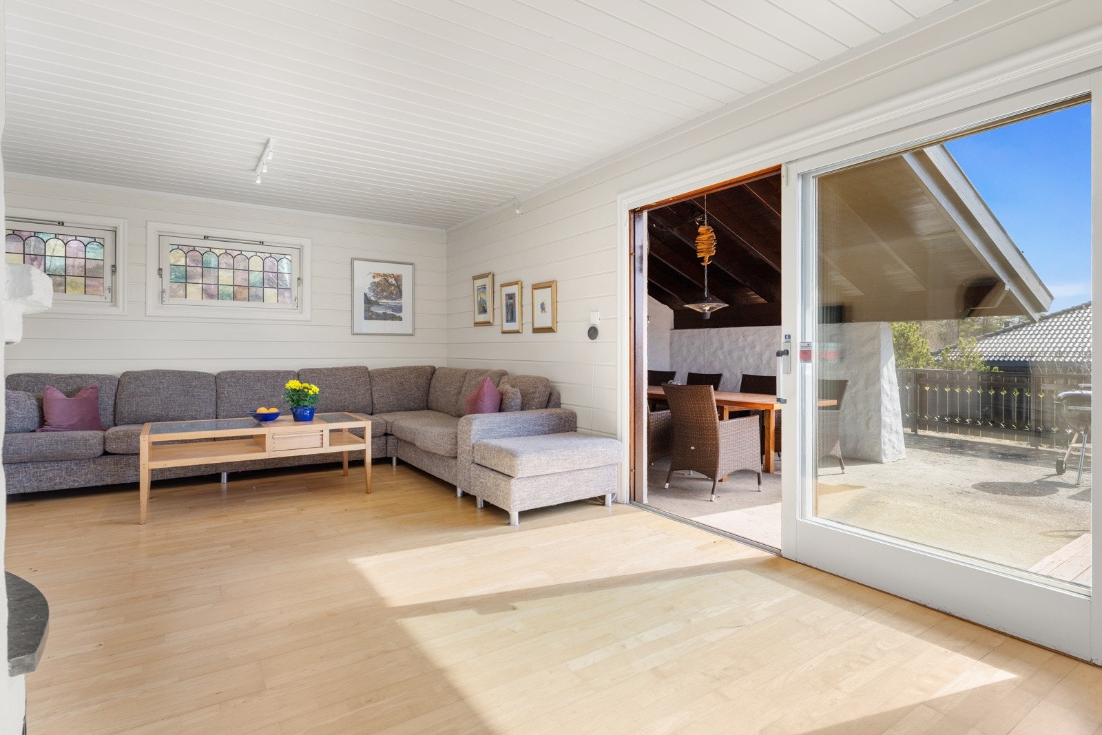 Fra stuen er det adkomst til boligens herlig uteområde via skyvedør Galleribilde