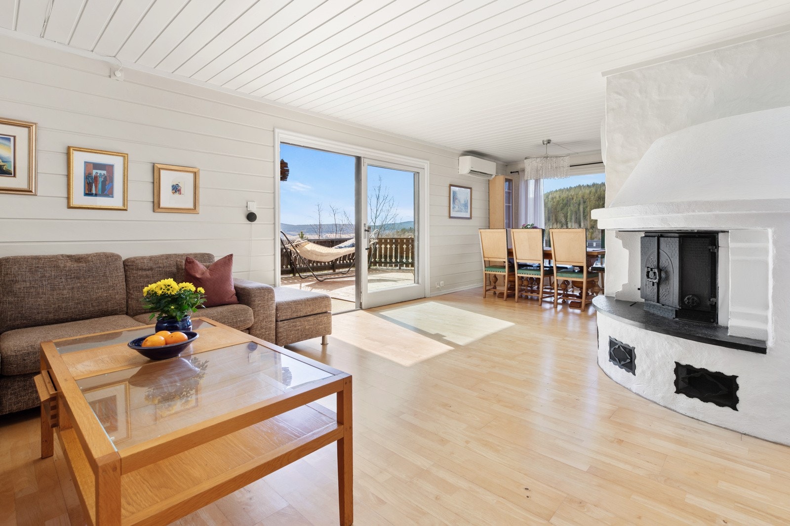 Stuen er naturlig inndelt slik at man har et område satt av for spisebord, og et område for sofakrok Galleribilde