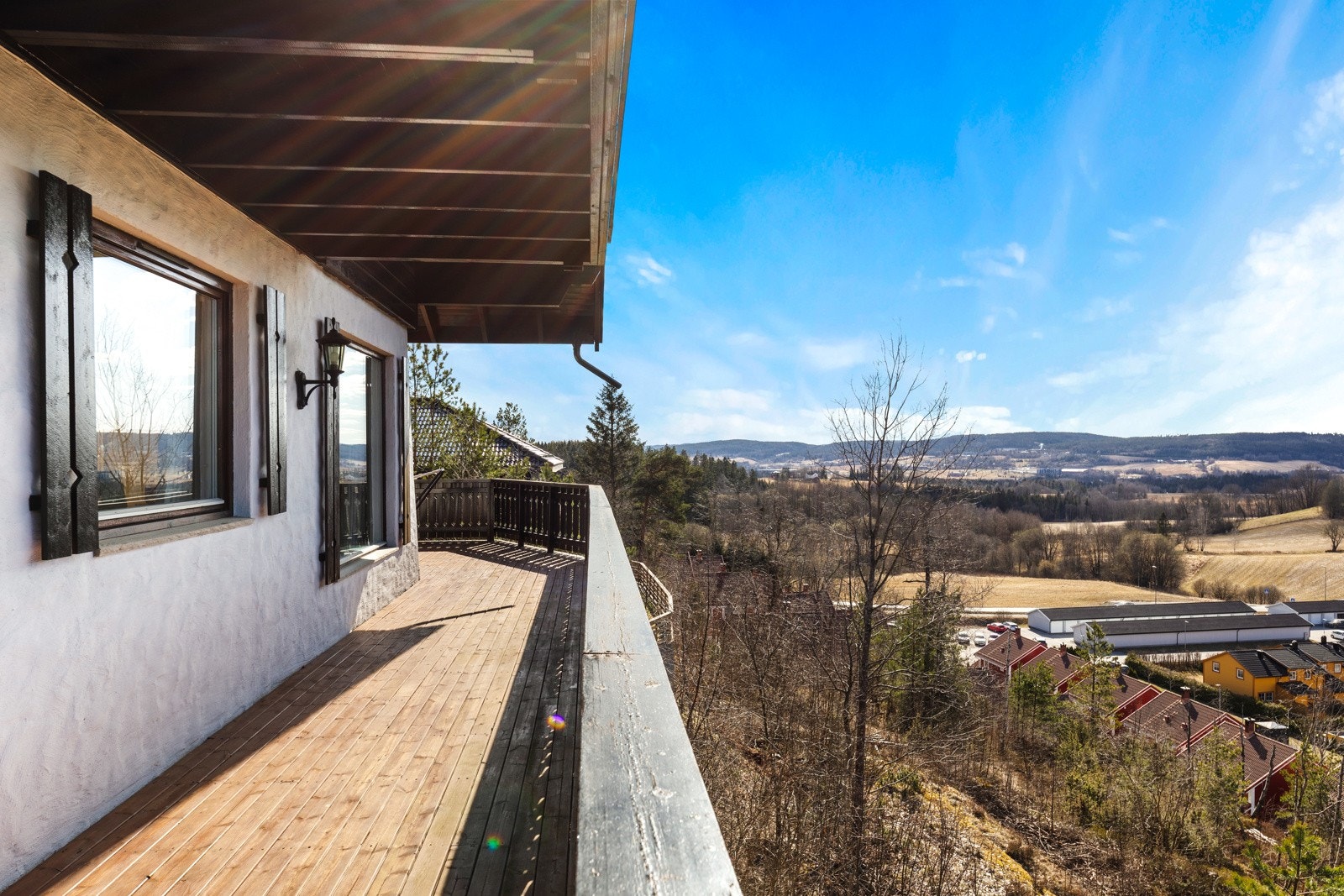 Boligen har flere solrike uteplasser Galleribilde