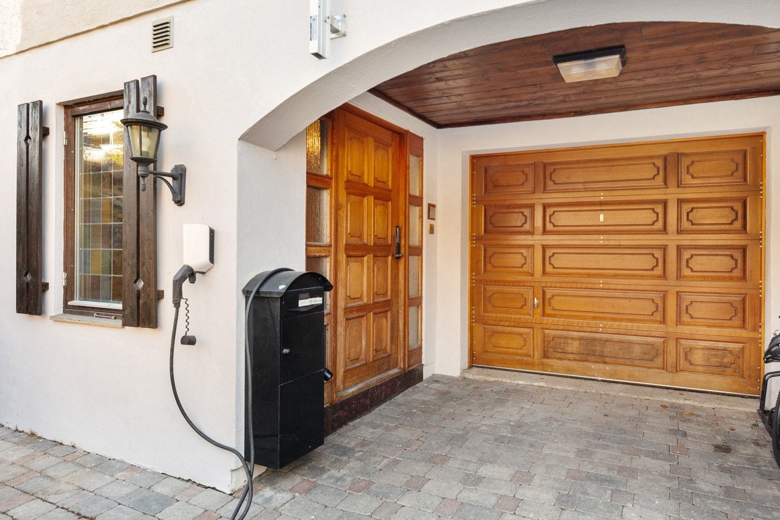 Bilen kan parkeres i boligens garasje i tillegg til gårdsplassen Galleribilde