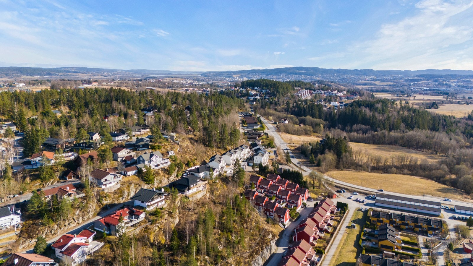 Her får du en bolig som ligger perfekt mellom naturrike omgivelser, men samtidig kort avstand til byfasiliteter Galleribilde