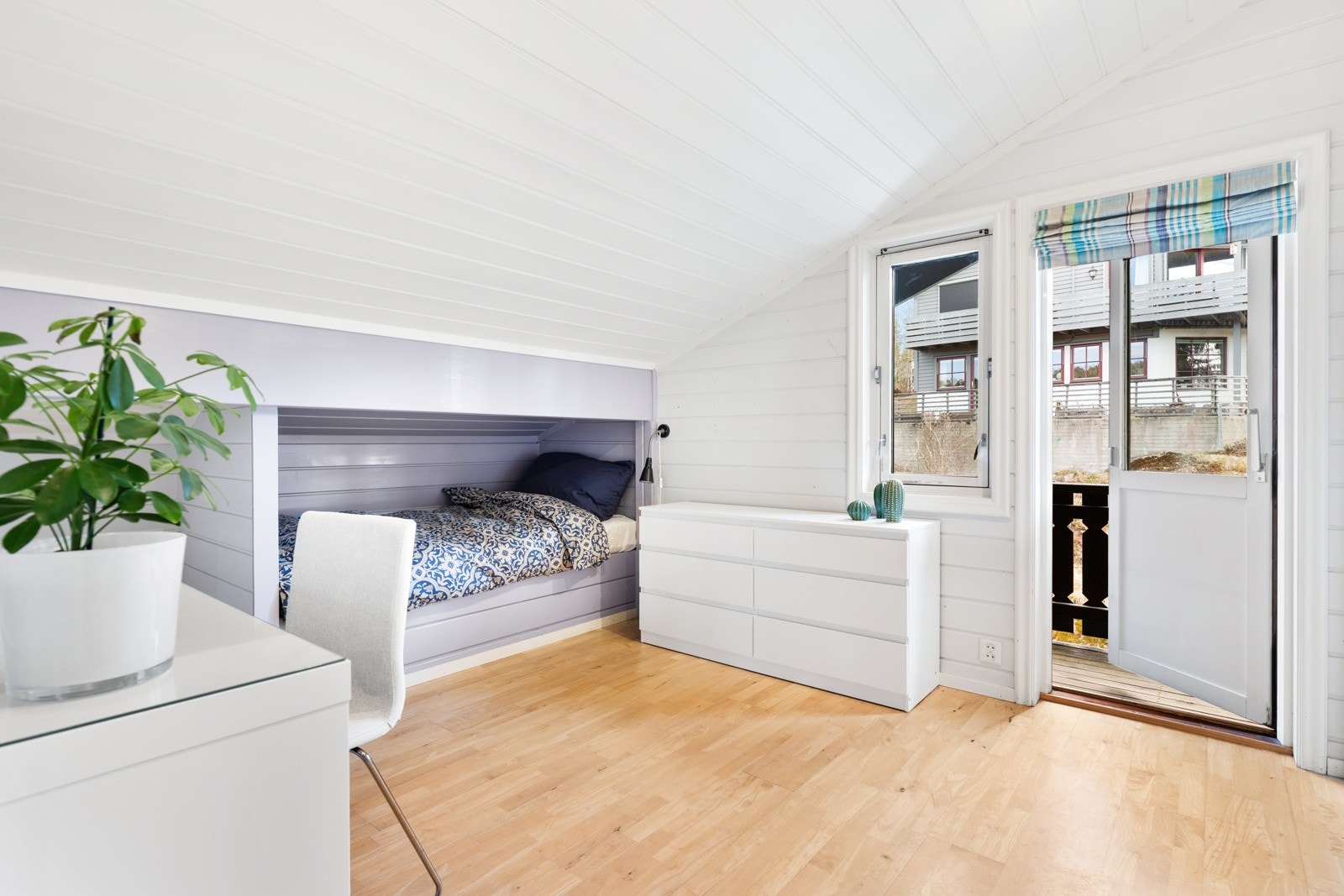 Soverom nummer to er romslig, og har utgang til en herlig terrasse Galleribilde