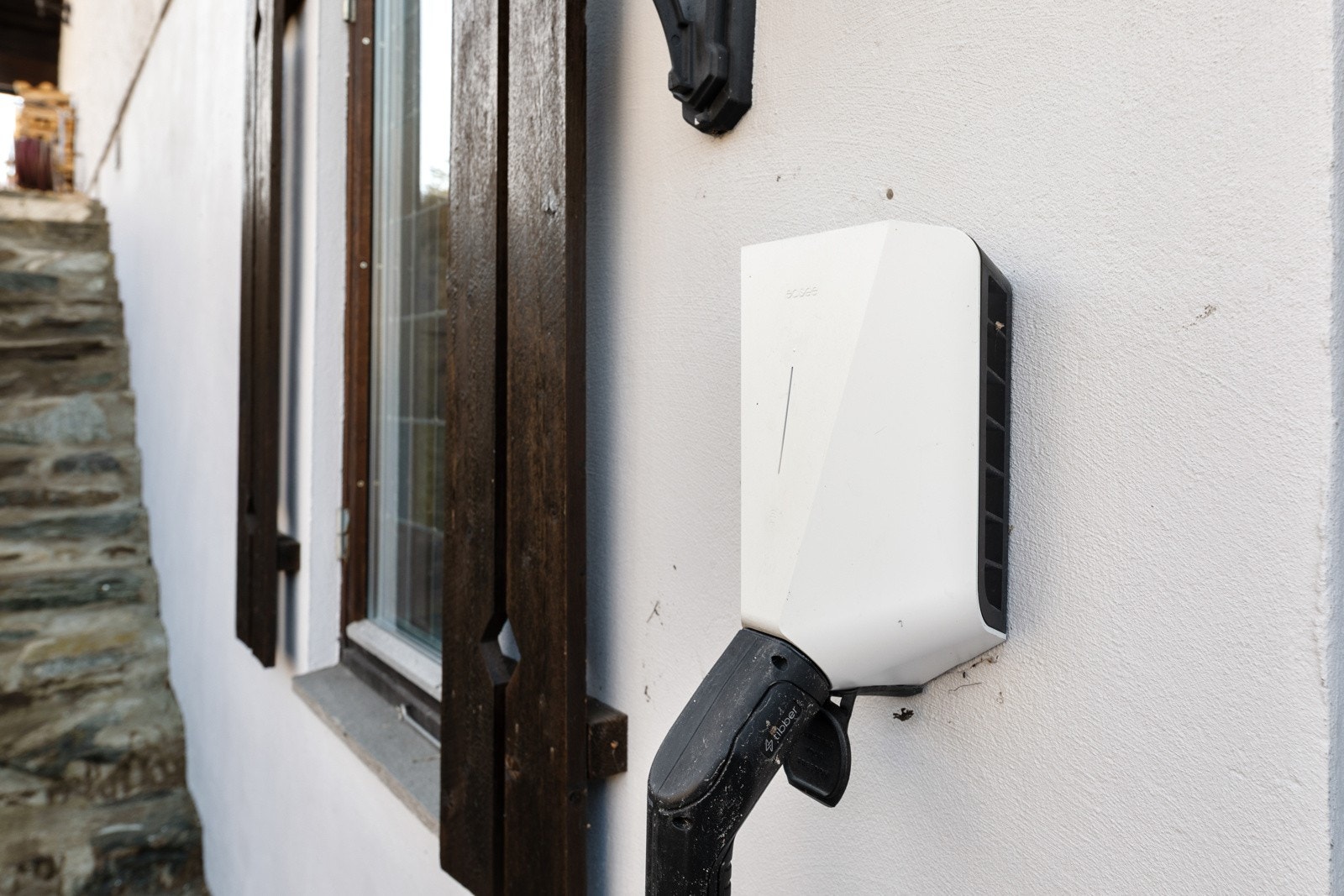 Elbillader er monter på utsiden av huset Galleribilde