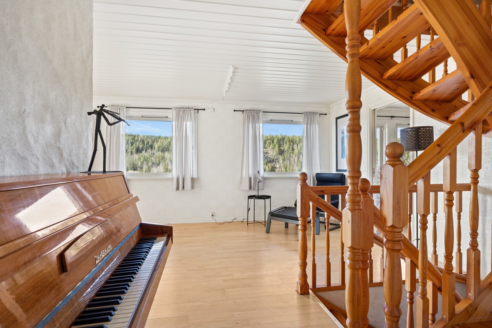 Boligens andre etasje fremstår som lys med godt naturlig lysinnslipp fra vinduene Galleribilde