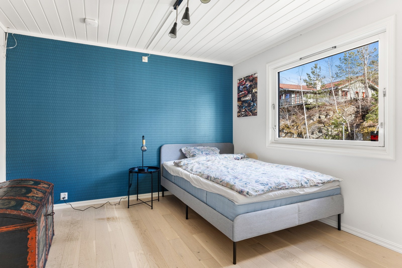 Soverommet i andre etasje er romslig, og kan fint innredes med dobbelseng og skapløsninger Galleribilde