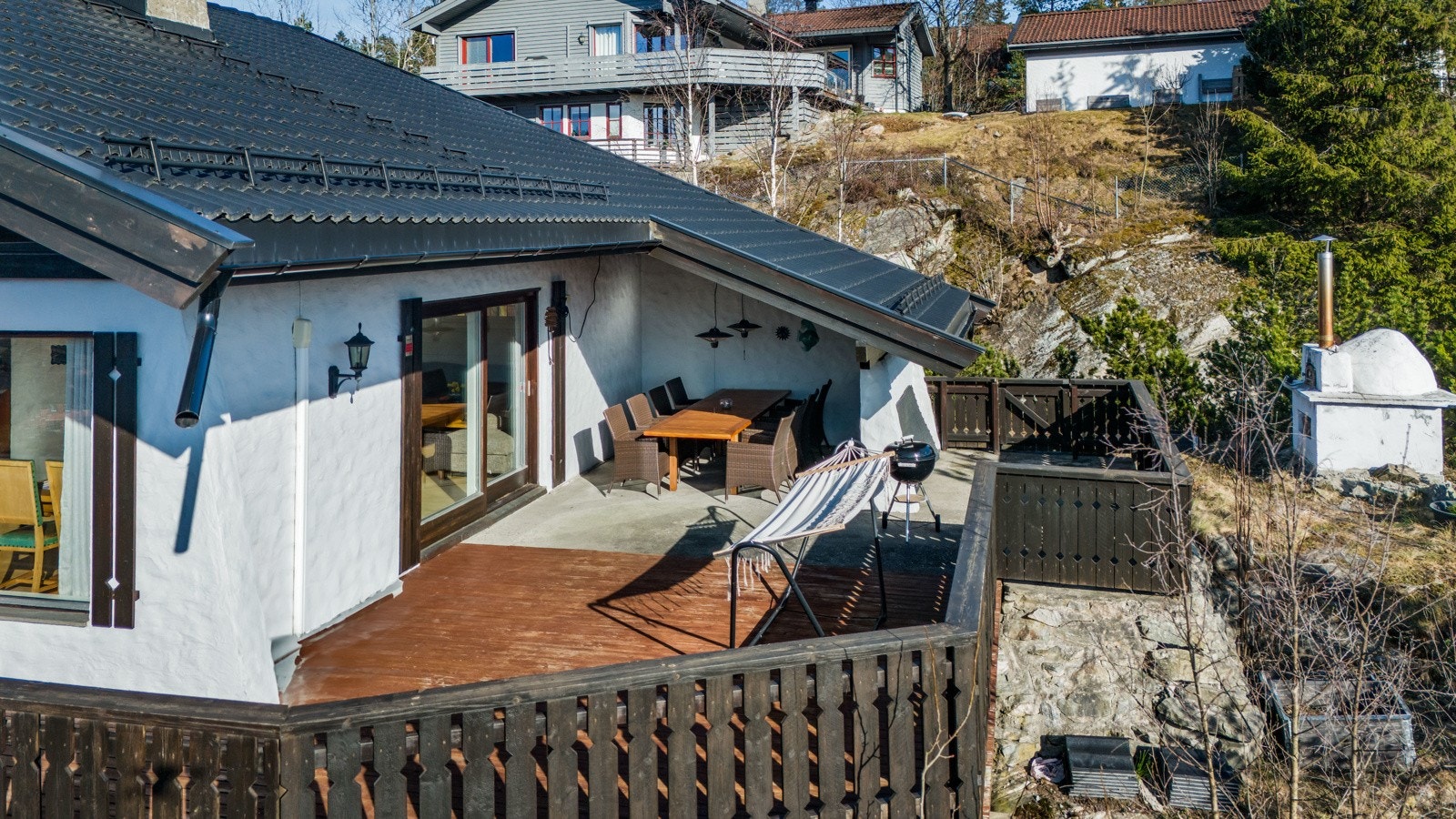 Eneboligen byr på med herlige uteområder Galleribilde