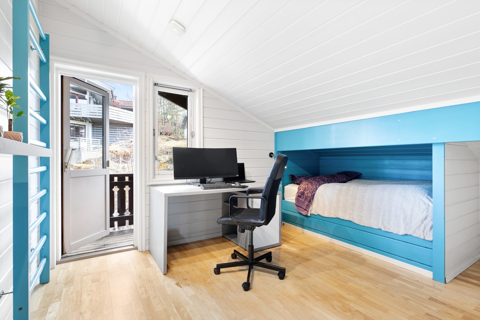 Det tredje soverommet har også utgang til em flott terrasse, som gir en naturlig forlengelse av rommet på varme dager Galleribilde