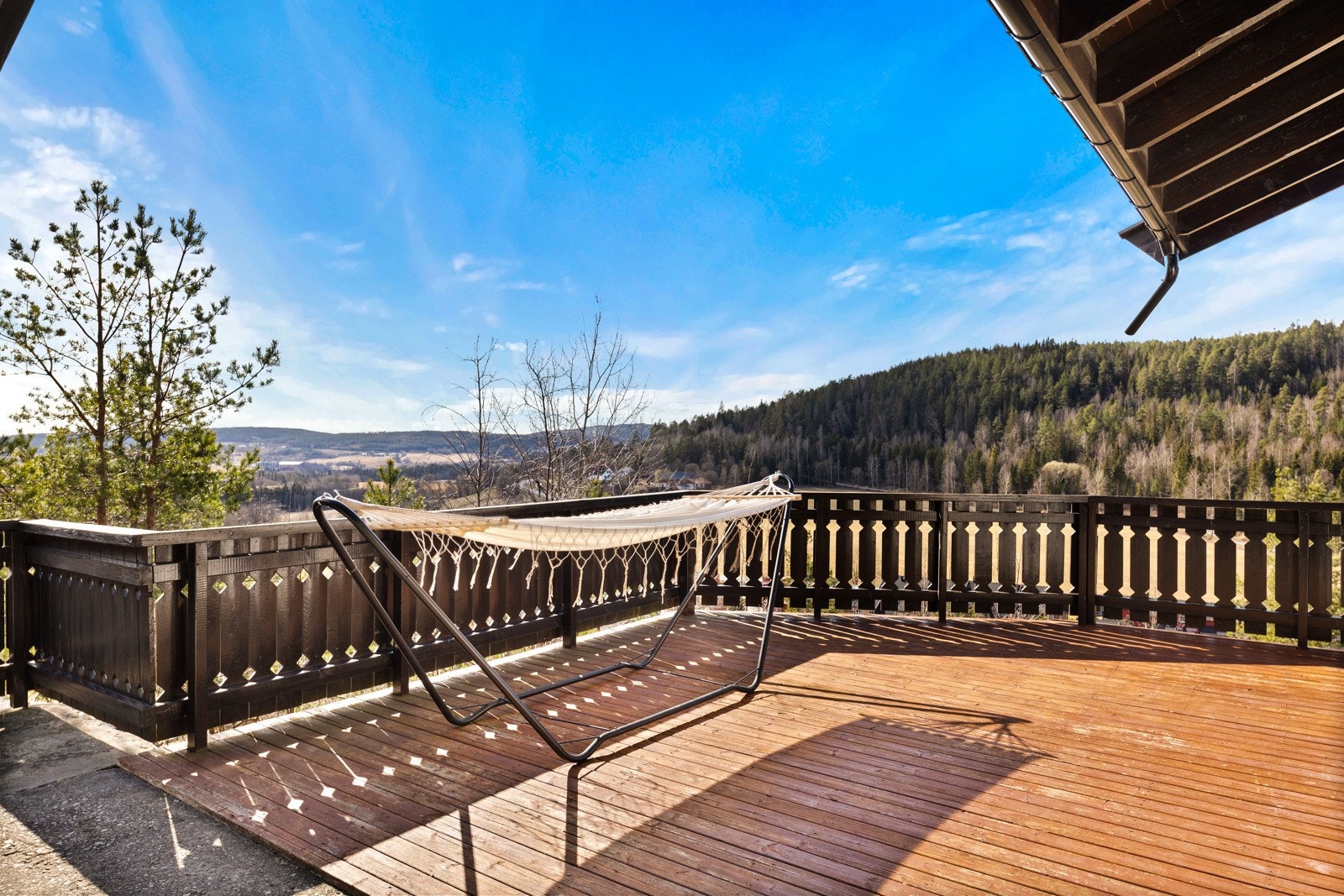 Terrassen er vestvendt og byr på solforhold fra morgen til kveld Galleribilde