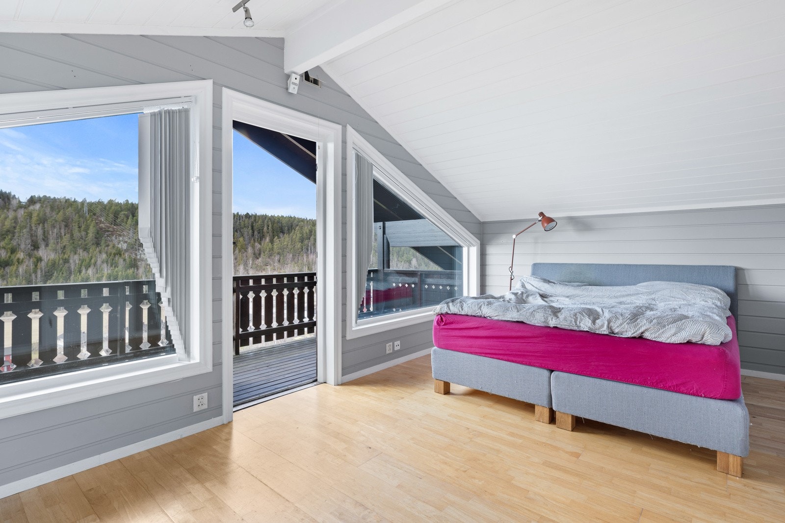 Hovedsoverommet fremstår som innbydende med naturlig lysinnslipp fra store vinduer Galleribilde