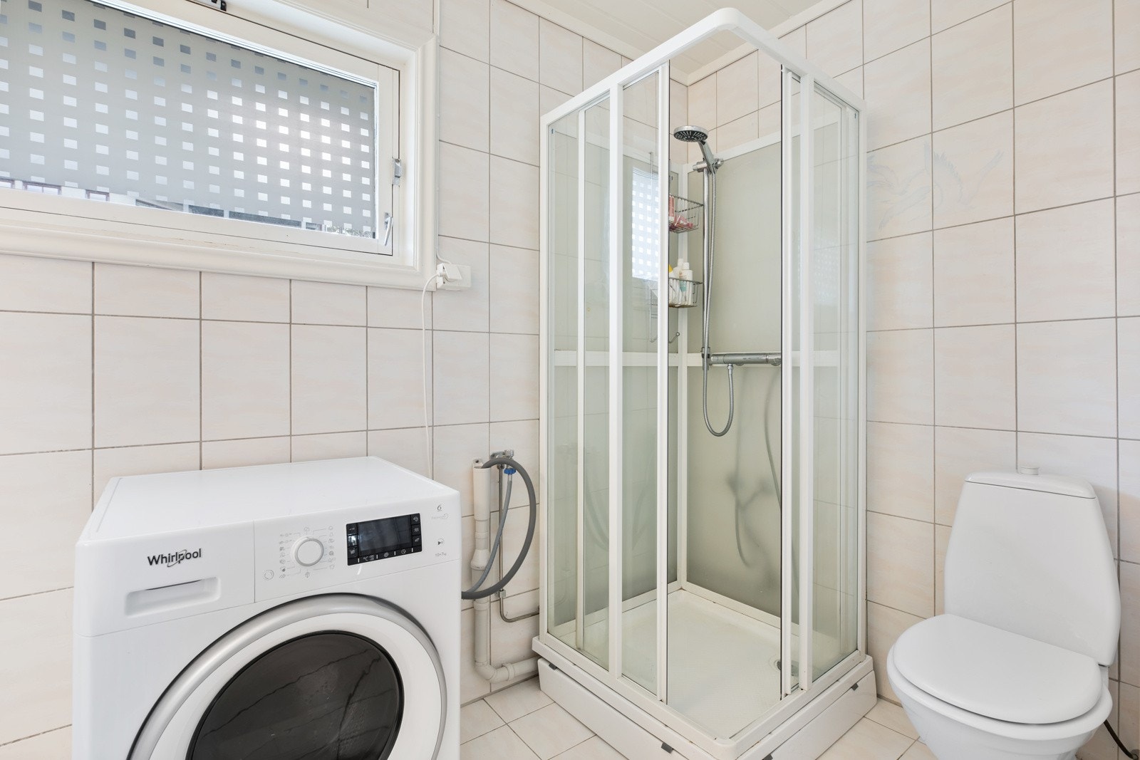 Boligens bad har adkomst gjennom trappegangen Galleribilde