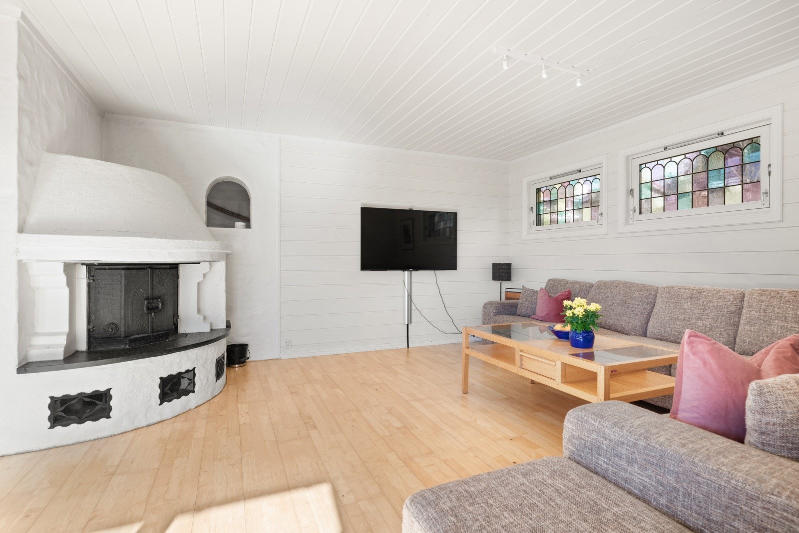 Stuen har en lekker peis som sørger for god og jevnlig varme gjennom vinteren Galleribilde