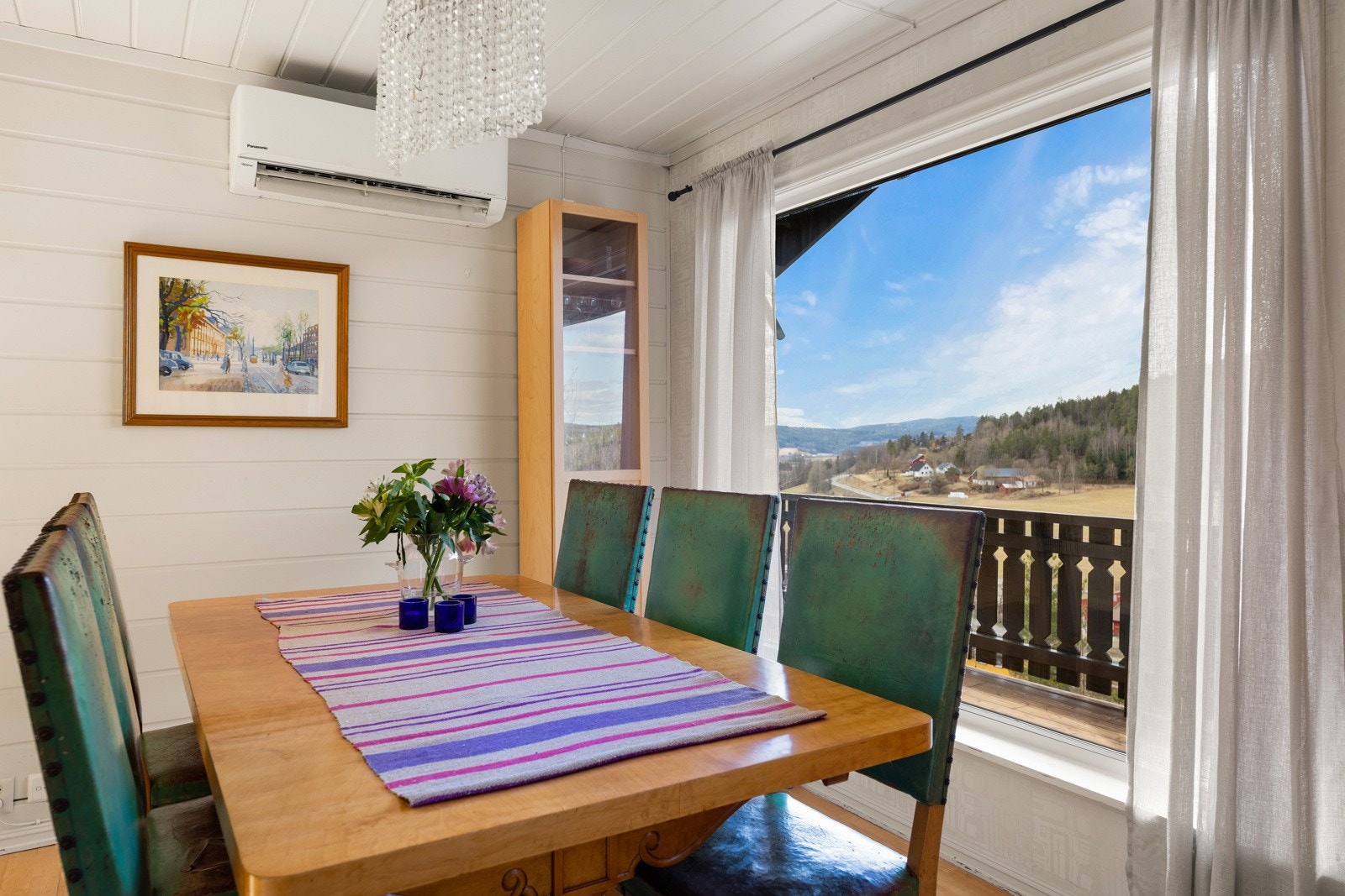 Her får du store vinduer som gir rommet en luftig følelse Galleribilde