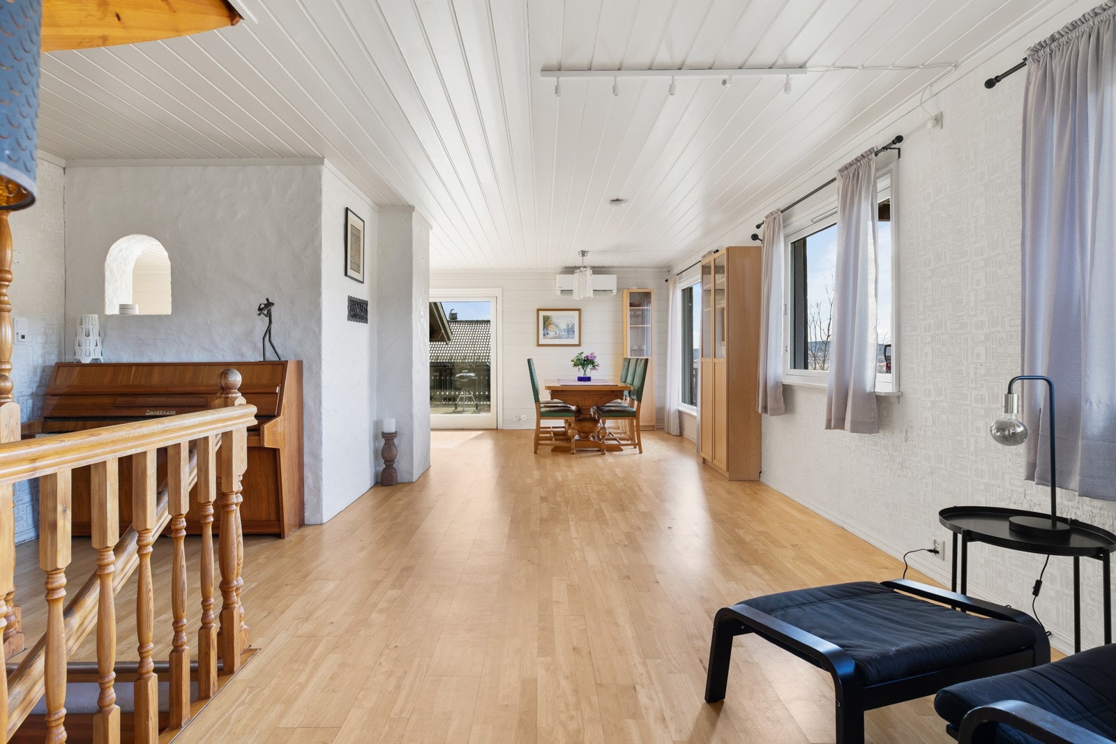 Videre fra kjøkkenet strekker rommet seg videre til boligens stue Galleribilde