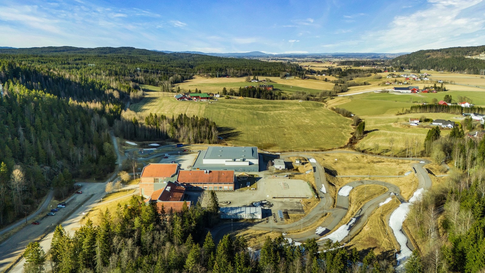 Fra eiendommen ligger Tæruddalen ungdomsskole innenfor god rekkevidde Galleribilde