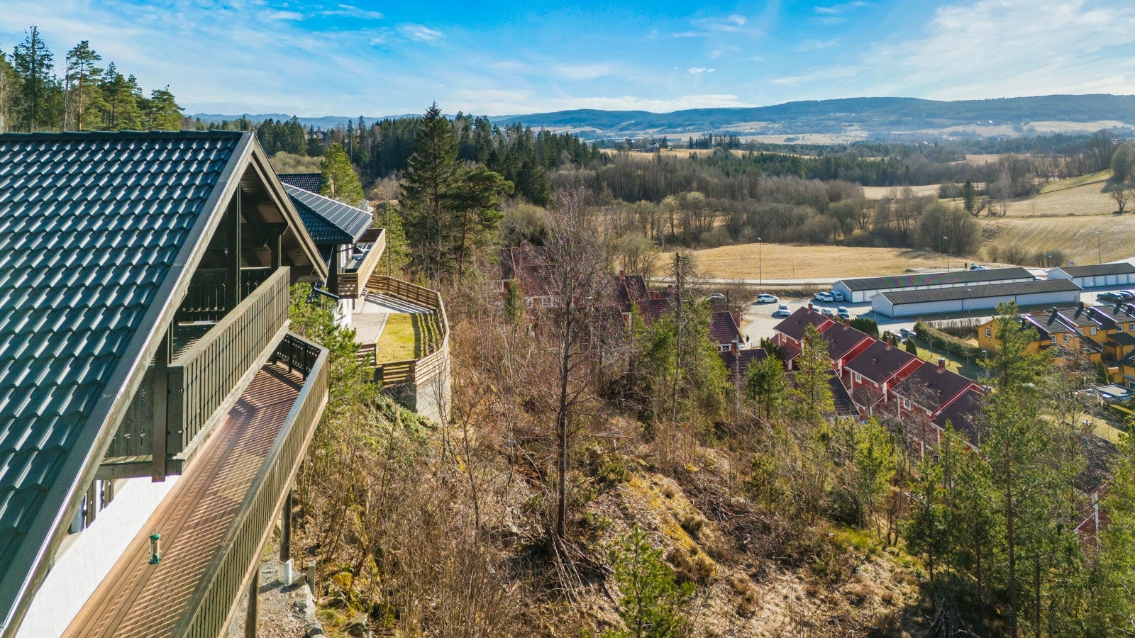 Eneboligen ligger godt til, høyt i terrenget Galleribilde