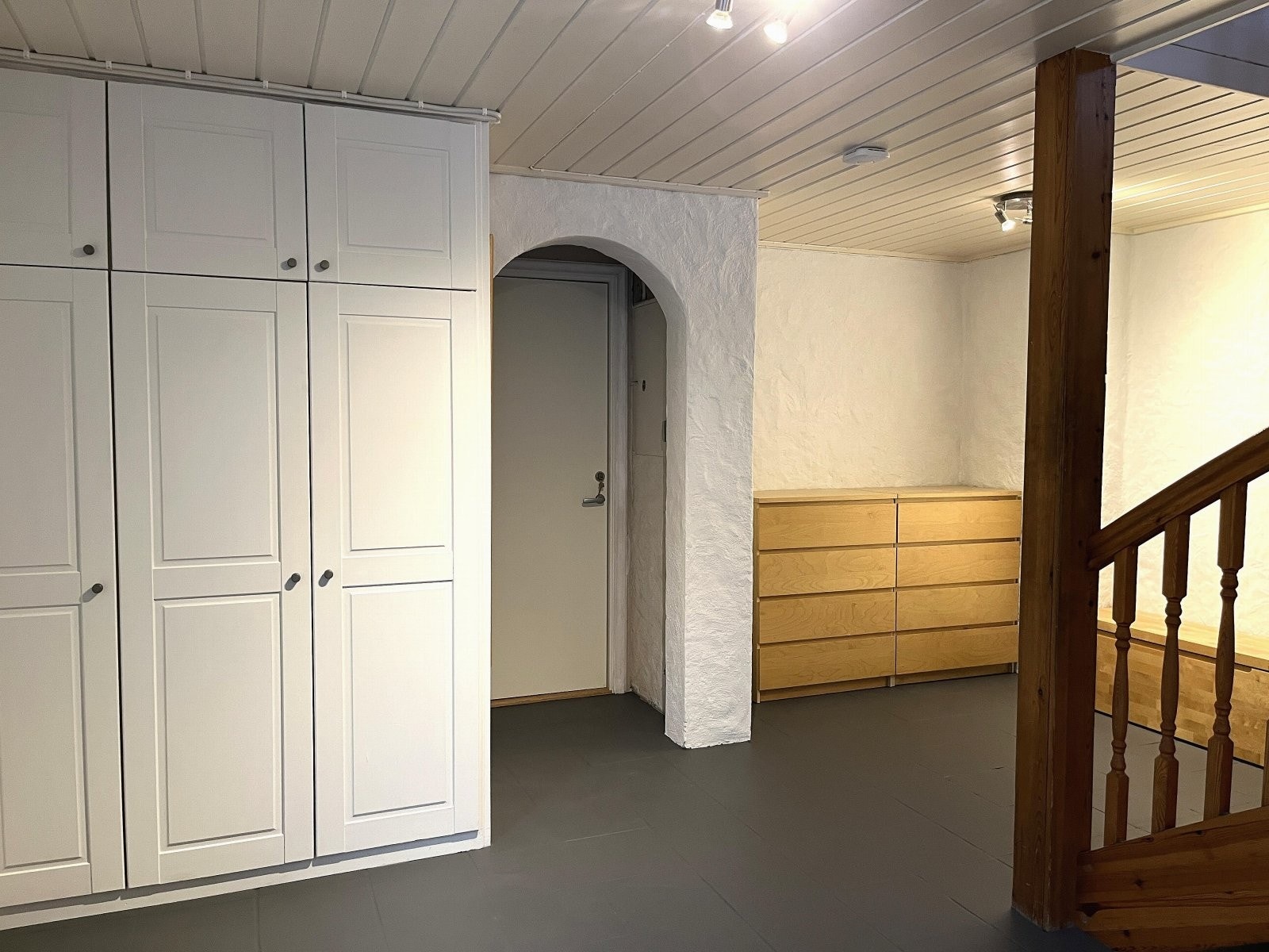 Her blir man tatt godt i mot av en innbydende hall. I hallen er det varmekabler i gulvet, og adkomst til eneboligens hybeldel. Hybelen har også en egen, separat adkomst utenfra Galleribilde