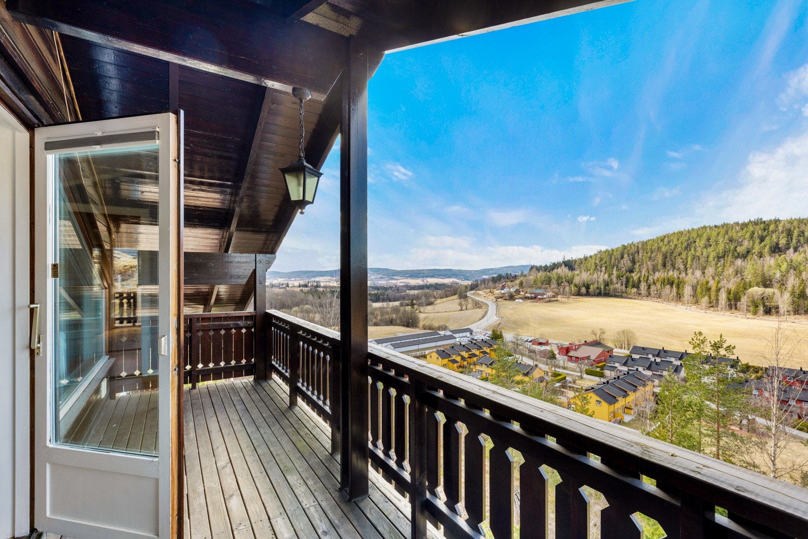 Eneboligen ligger fint til i en blindvei i et barnevennlig, rolig, solrikt og populært område på Korsfjellet/Skedsmokorset i Lillestrøm kommune Galleribilde