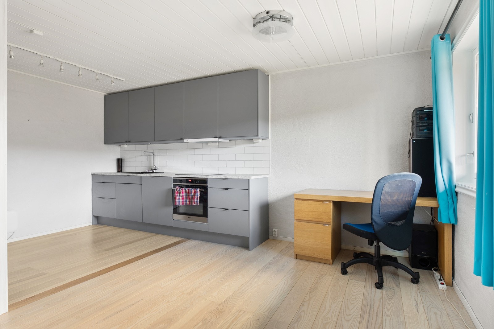 I hybelen er det en praktisk åpen kjøkken/stue løsning Galleribilde