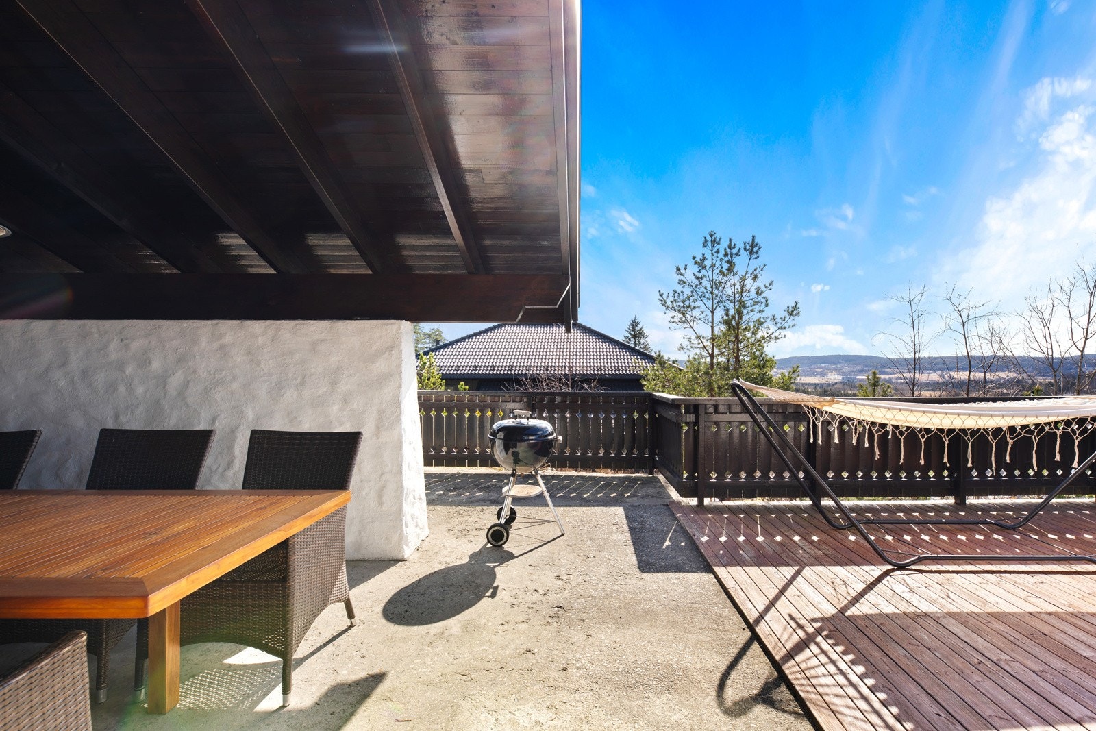 Her får man et romslig uteområde, som byr på herlige solforhold Galleribilde