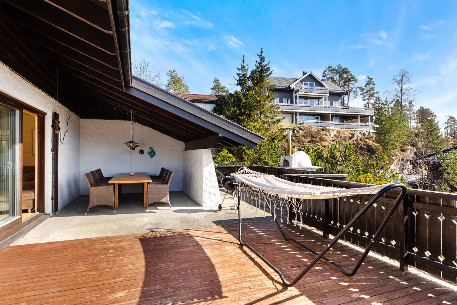 Romslig uteområde, som er egnet for å samle både venner og familie i godt selskap Galleribilde