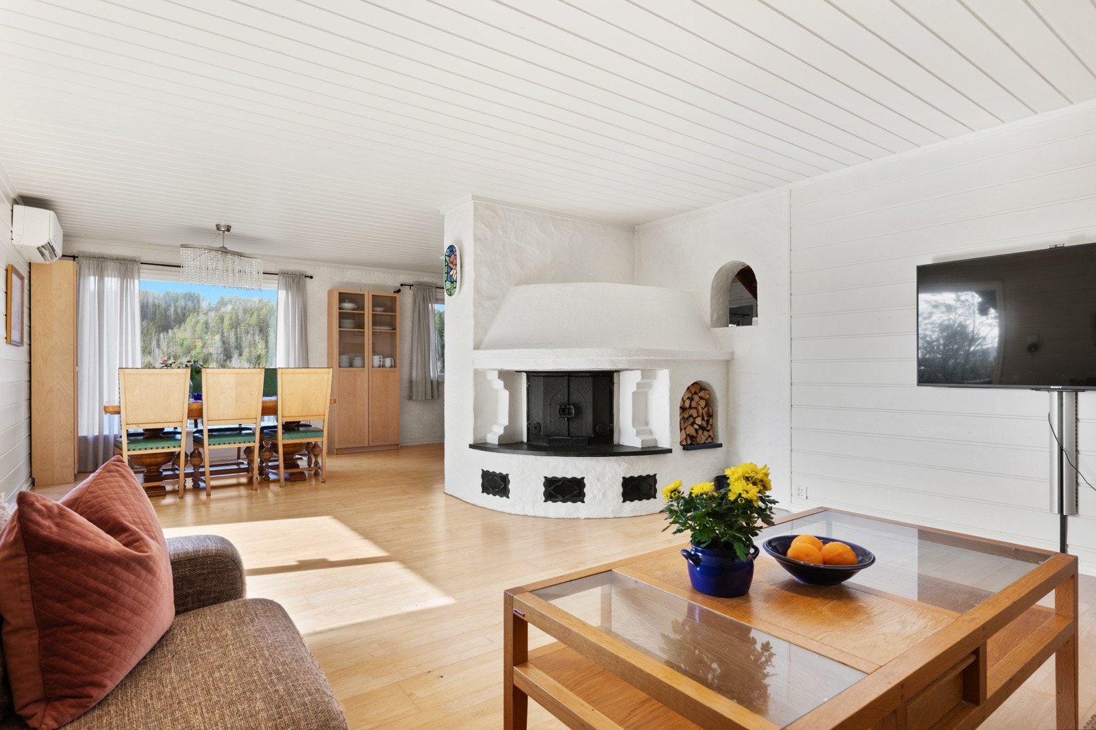 Stue med en praktisk utforming Galleribilde